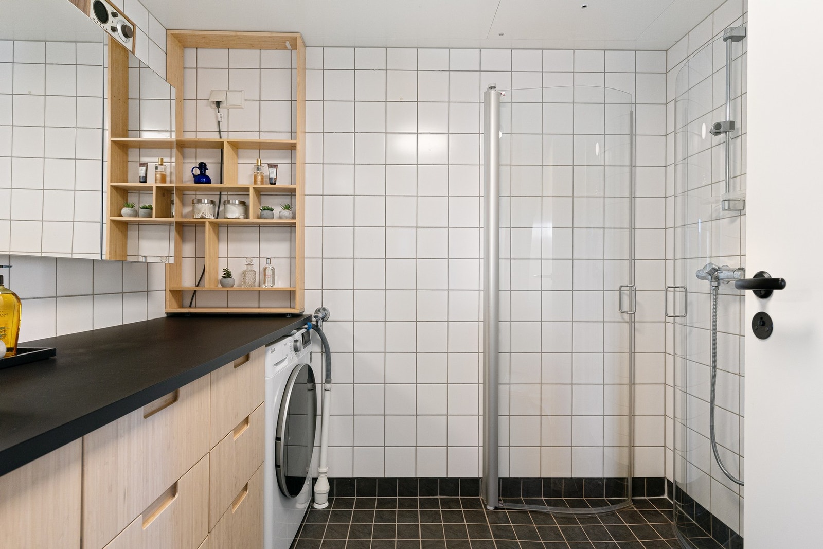 Badet er utført som prefabrikkert kabin med flislagte vegger og gulv, samt elektriske varmekabler i gulvet. Galleribilde