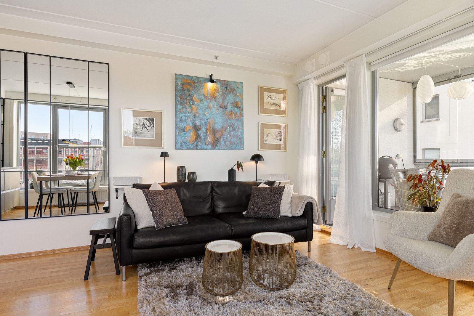 Det er naturlig plass til både sofagruppe og spiseplass. Galleribilde