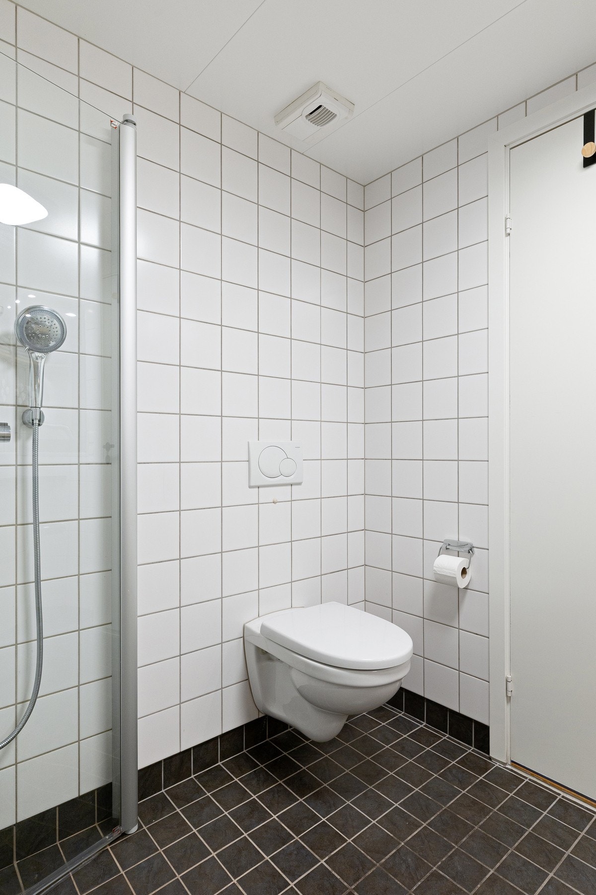 Badet har mekanisk avtrekk tilknyttet felles anlegg i bygget. Galleribilde
