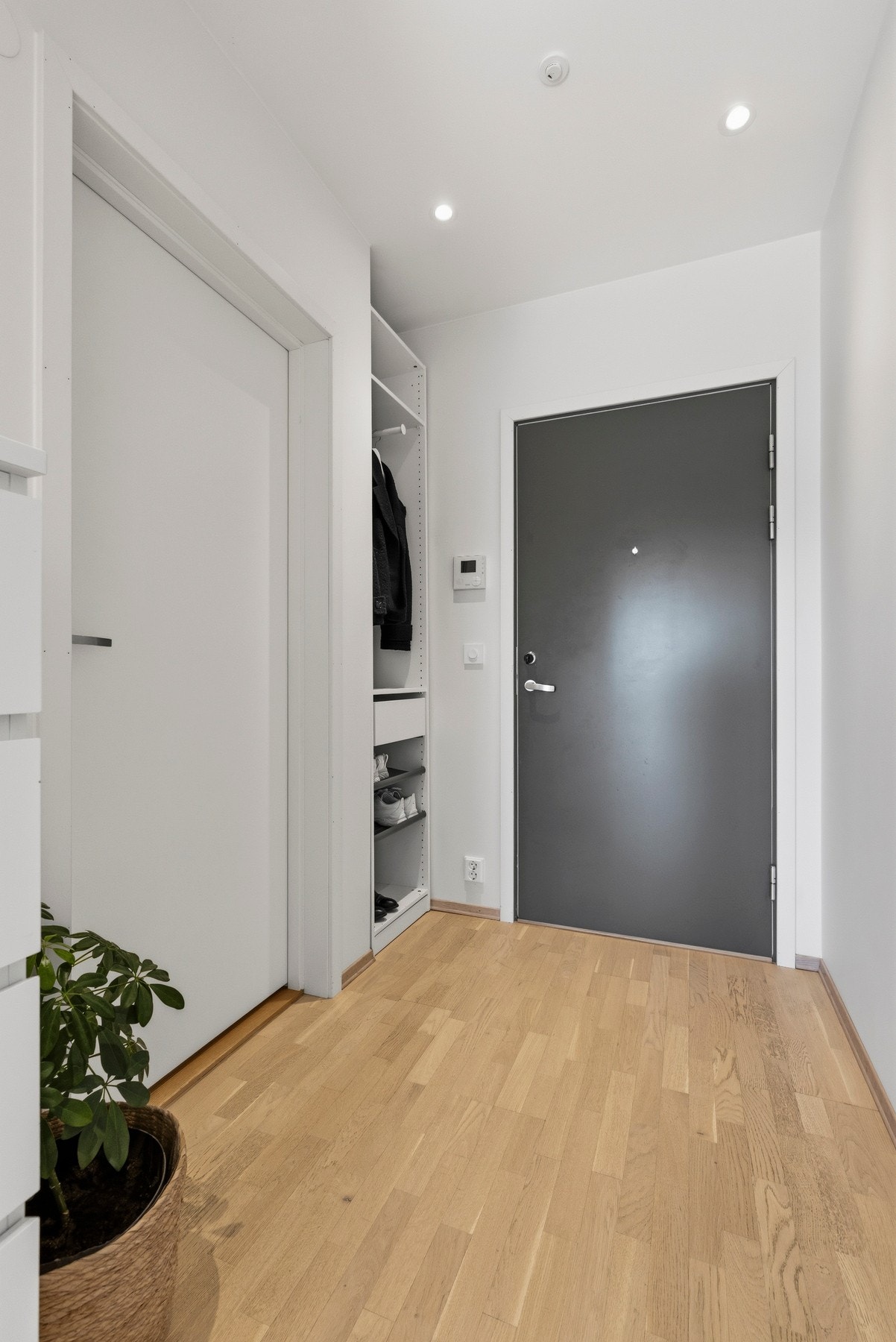 Entréen har en romslig utforming som gir gode muligheter for organisering og oppbevaring Galleribilde