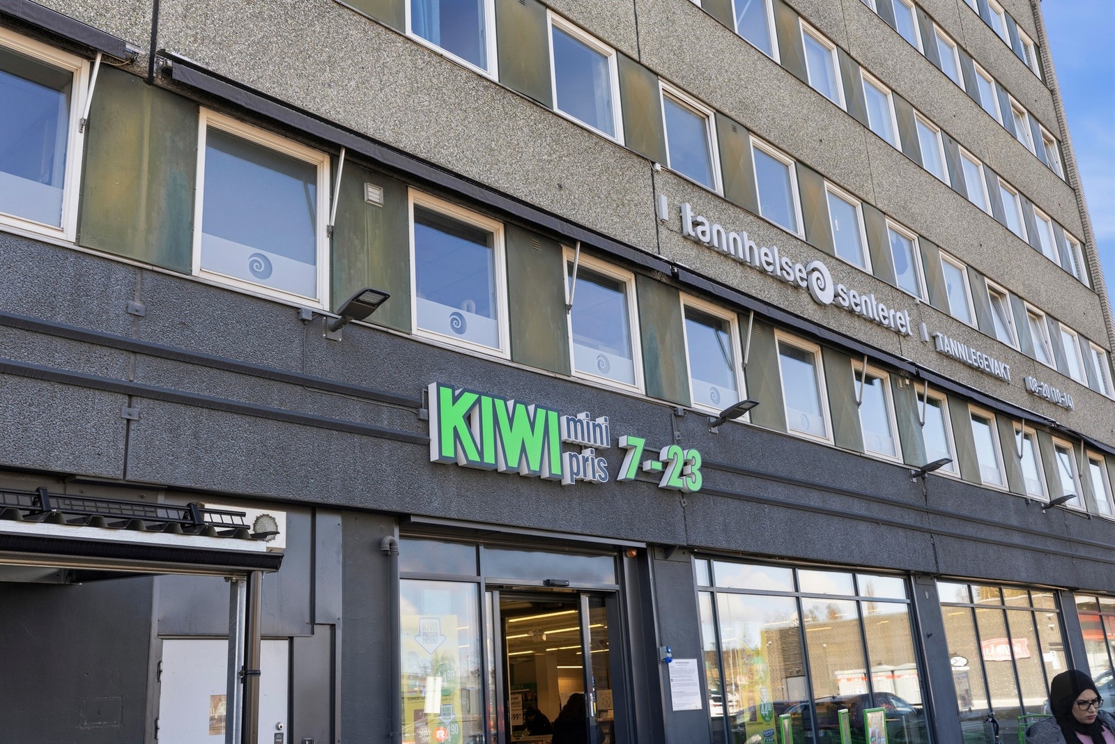 Området er rikt på daglivarehandel med butikker som Coop mega, Extra, Meny, Kiwi , Rema 100 og mange andre Galleribilde