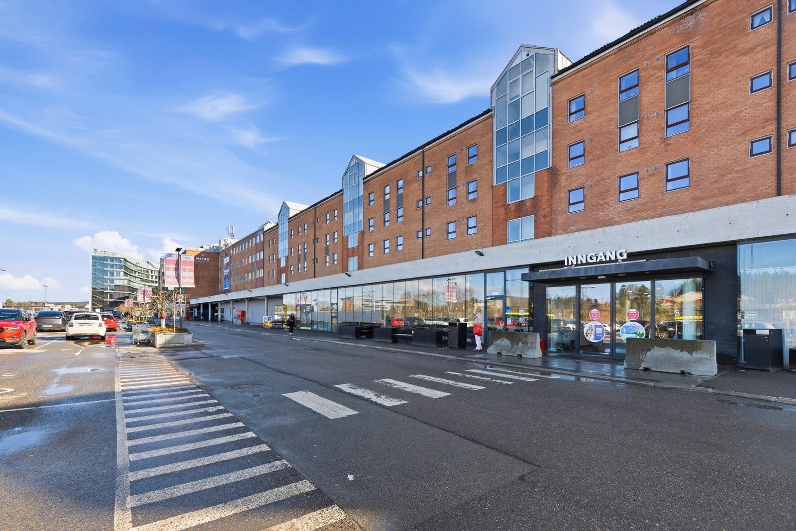 Metro senter ligger i umiddelbar nærhet fra leiligheten med et rikt og variert utvalg av servicetilbud og fasiliteter Galleribilde
