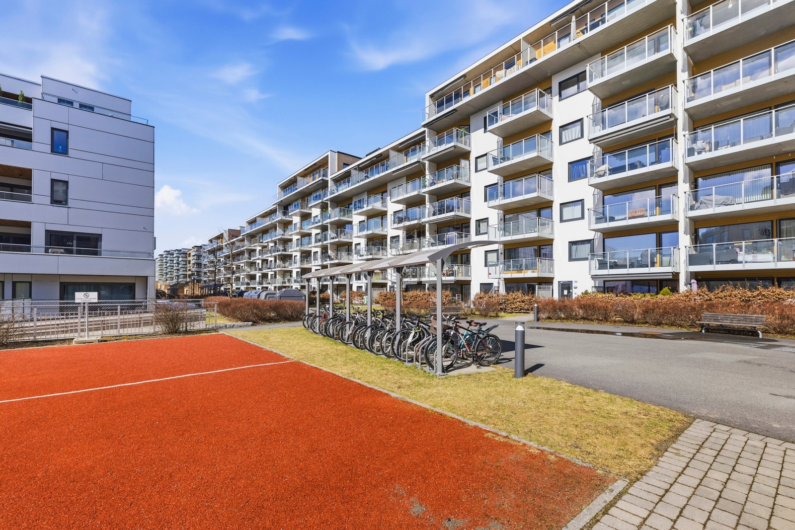 Leiligheten har en meget sentral beliggenhet i sentrum av Lørenskog med kort vei til alt Lørenskog har å by på Galleribilde