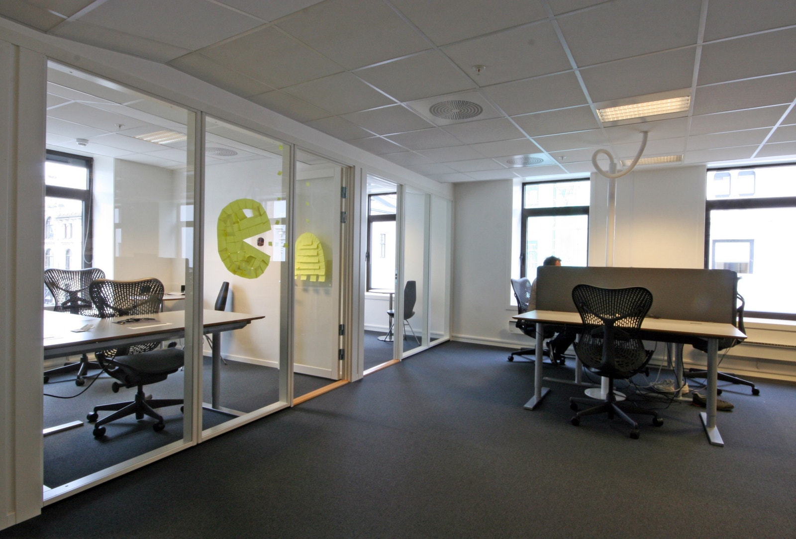 3 kontorer med glassvegger Galleribilde