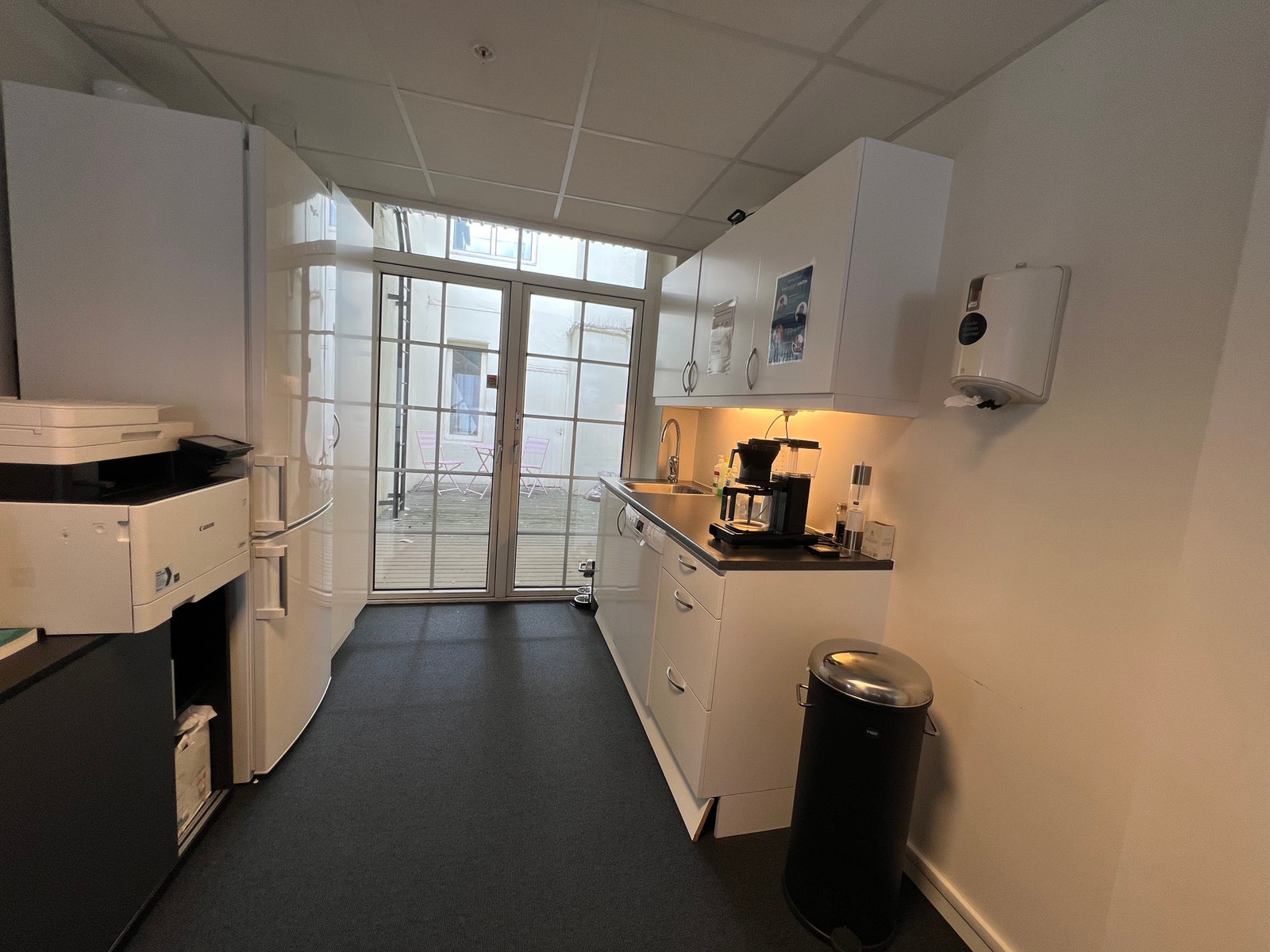 Kjøkken med utgang til bakgård Galleribilde