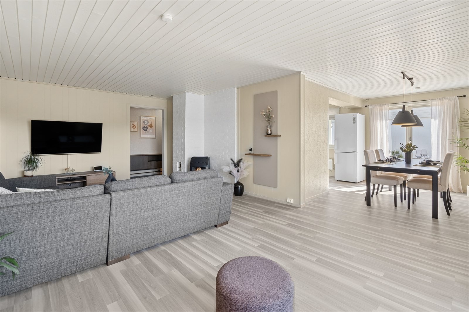 Stuen er malt i Soothing beige Galleribilde