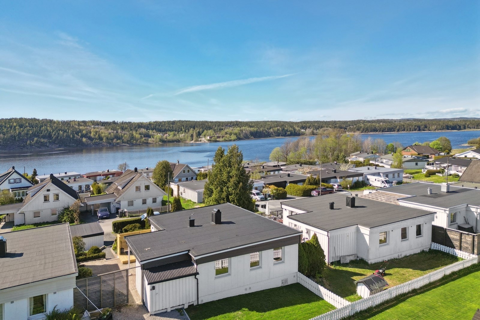 Boligen ligger i et stille og rolig boligområde. Det er fin utsikt mot Glomma i vest Galleribilde