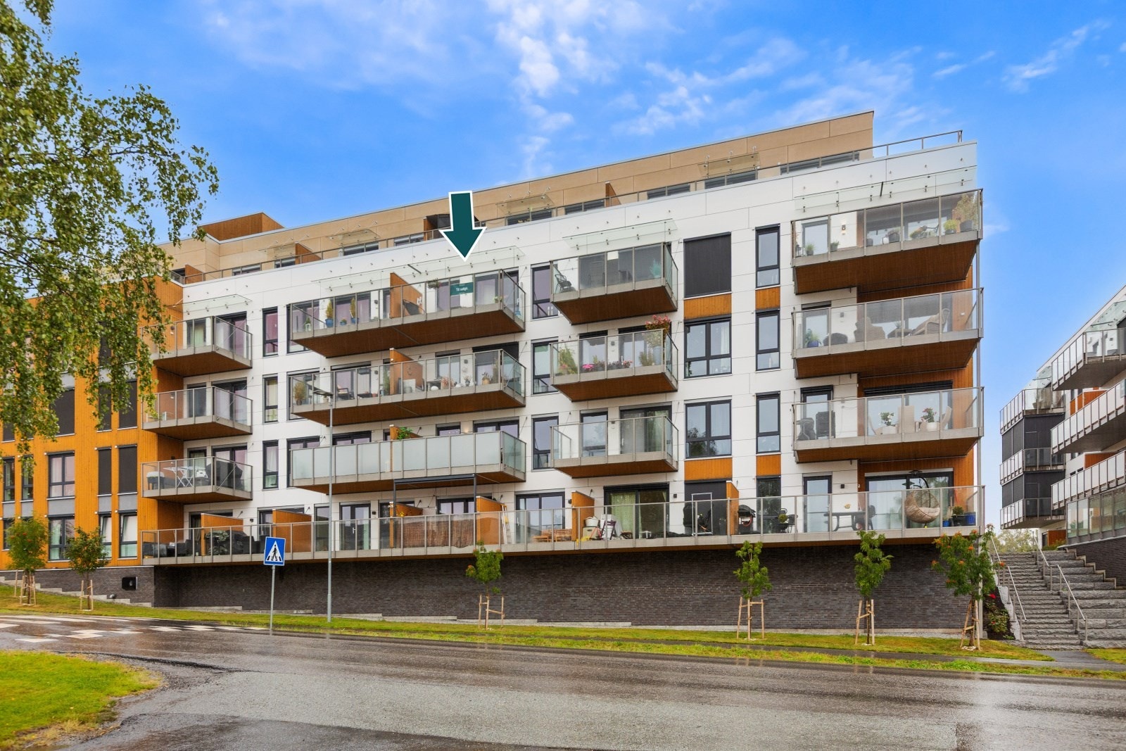 Leiligheten ligger i byggets 4. etasje med heisadkomst. Det medfølger garasjeplass i felles garasjeanlegg med elbillader. Galleribilde