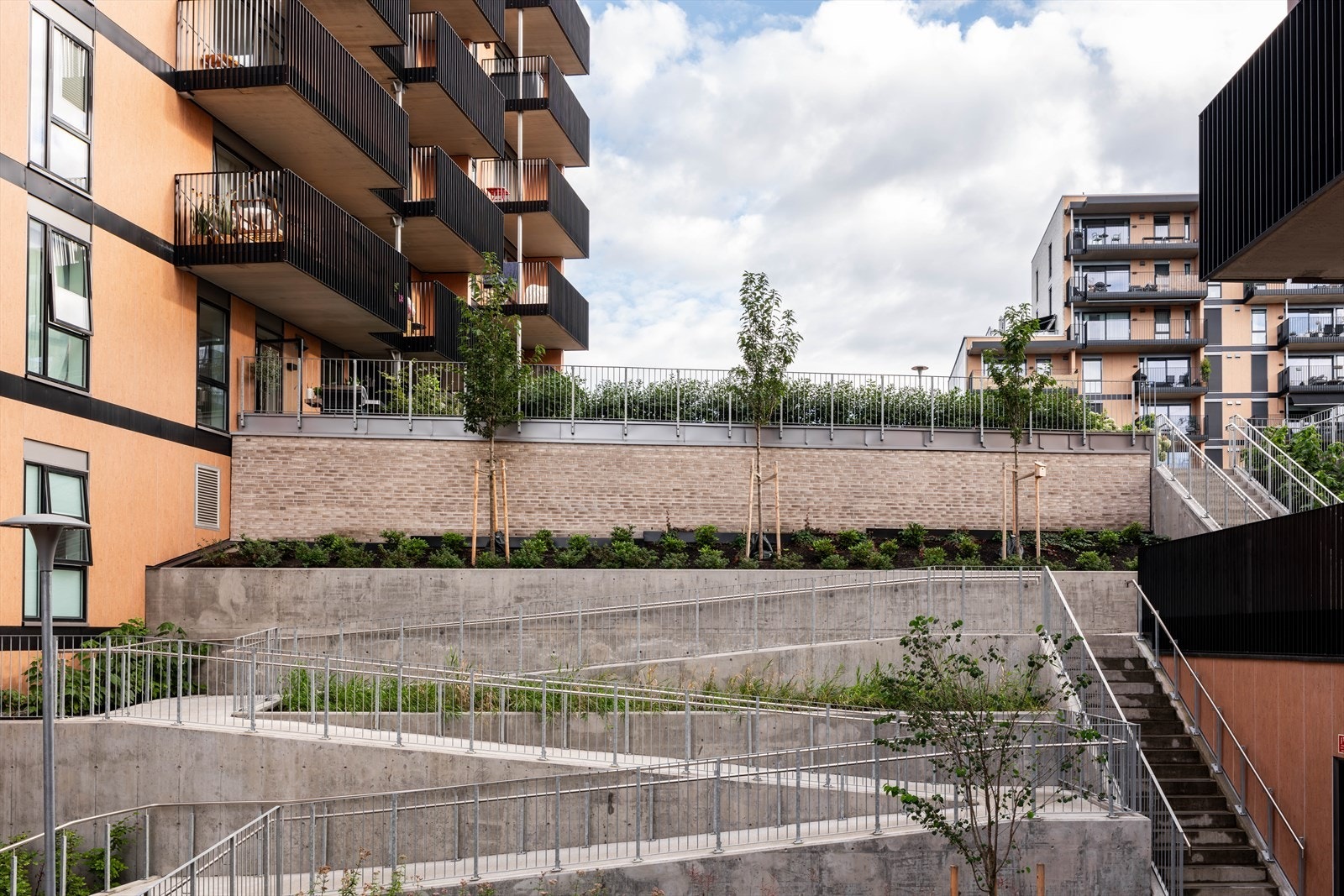 Fellesarealene er pent opparbeidet med beplantning og gangstier. Galleribilde