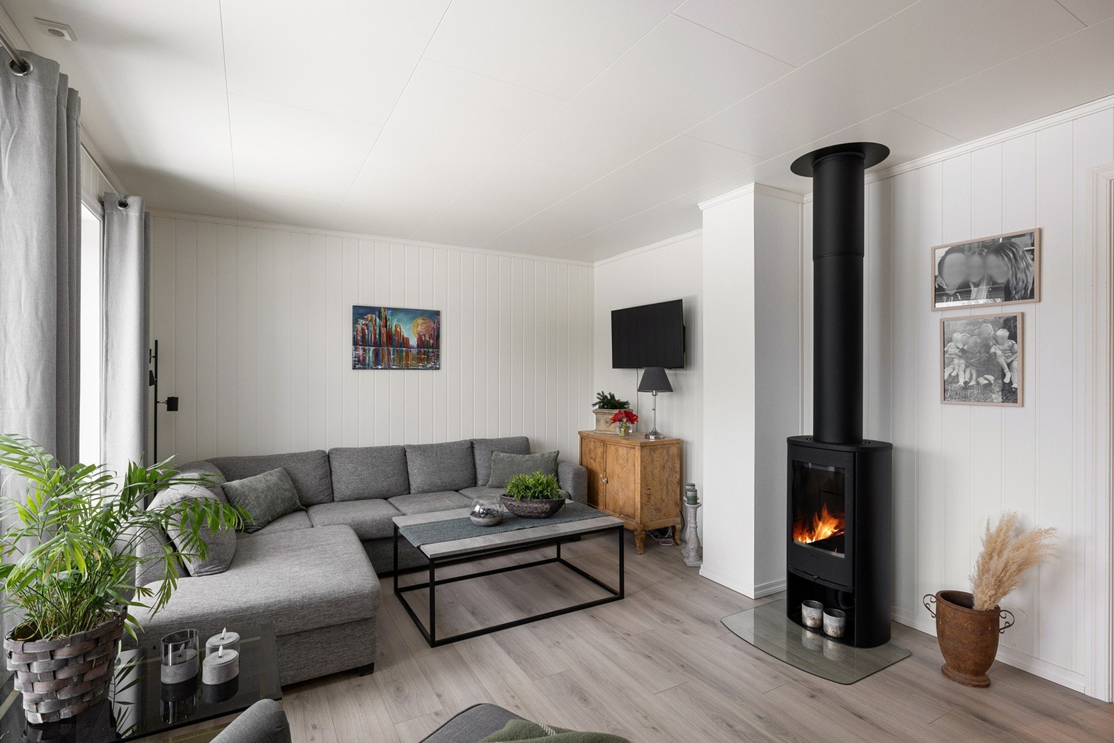 Stuen er utstyrt med vedovn som gir god varme og bidrar til en lun og hyggelig atmosfære. Galleribilde