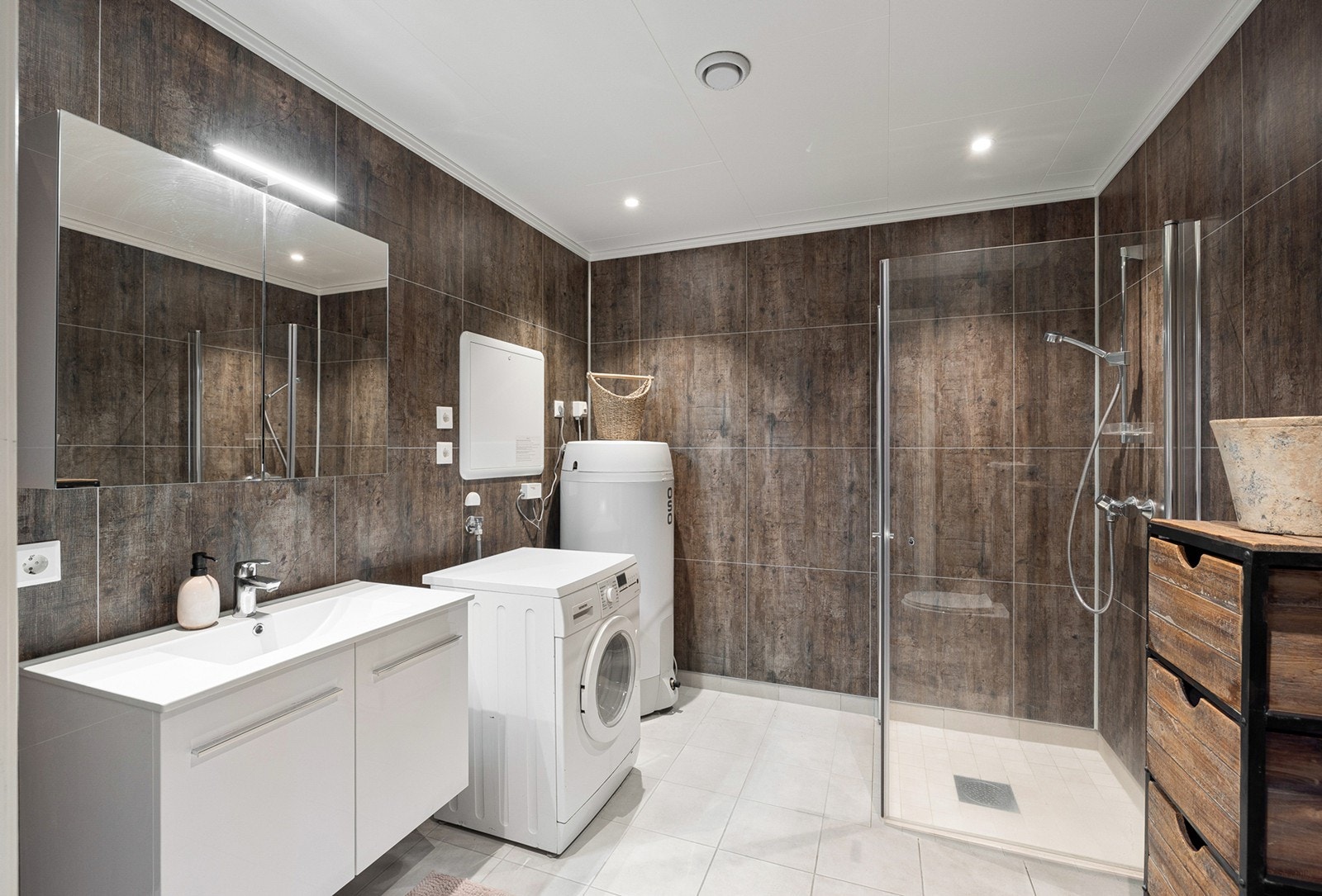 Stilrent og romslig bad med baderomsplater og flislagt gulv med behagelig gulvvarme. Galleribilde