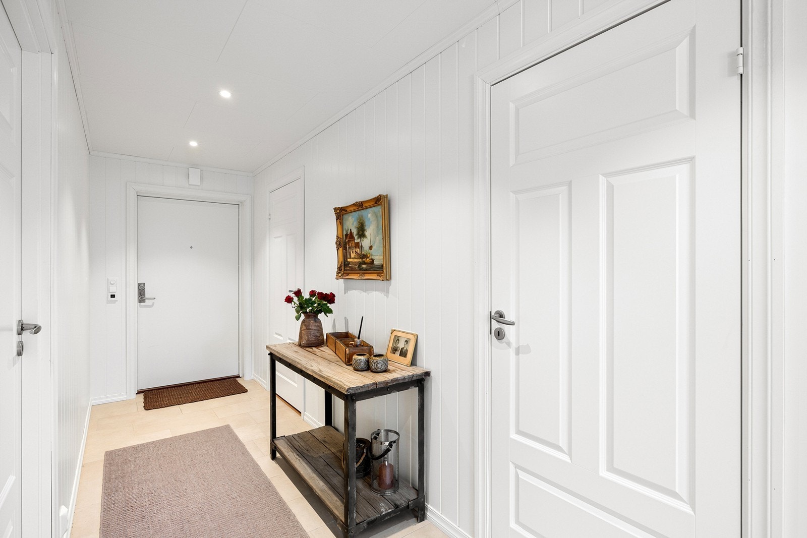 Entreen gir et pent og innbydende førsteinntrykk av boligen. Galleribilde