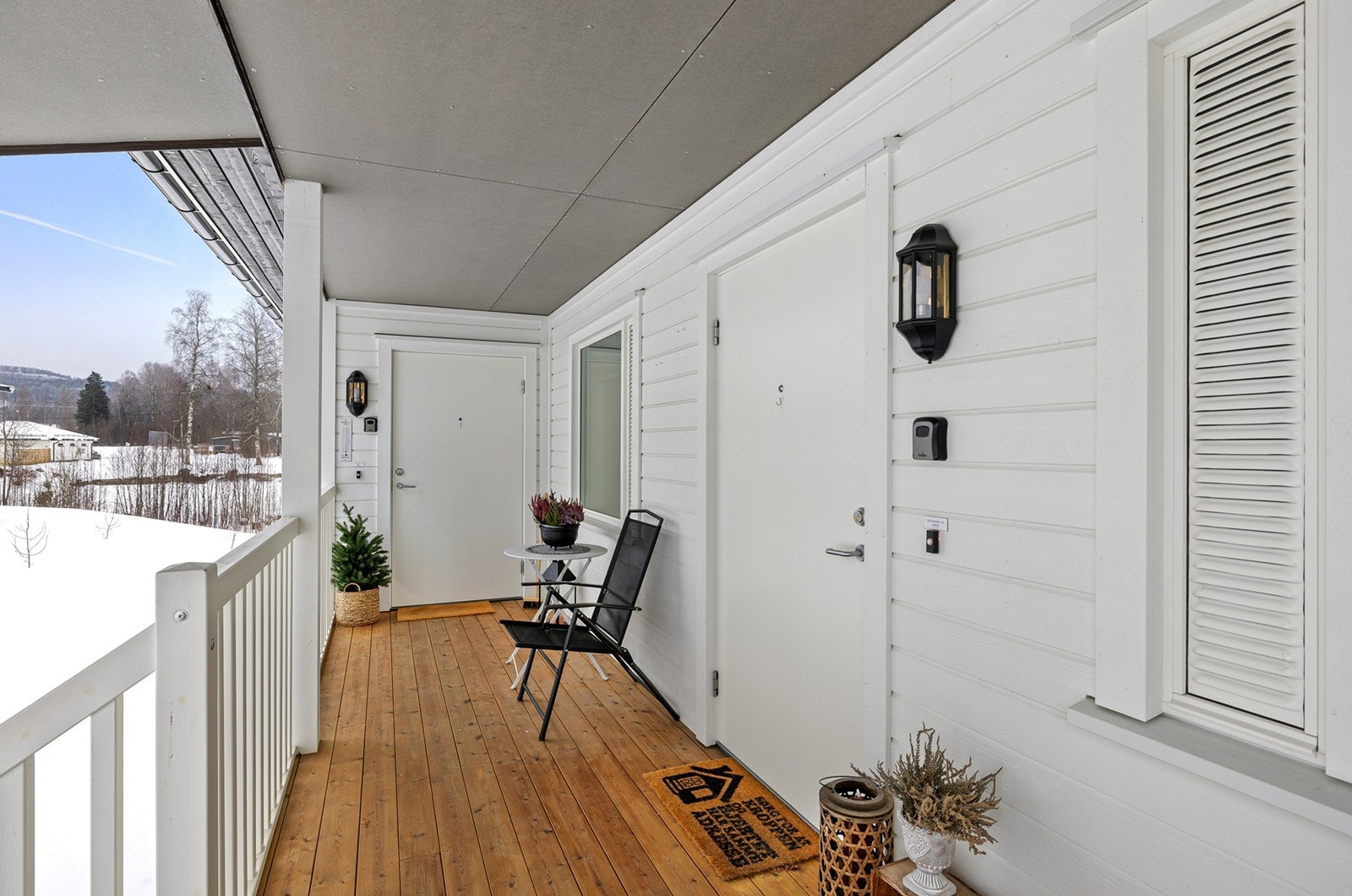 Leiligheten har et hyggelig og overbygget inngangsparti med plass til sittegruppe. Galleribilde