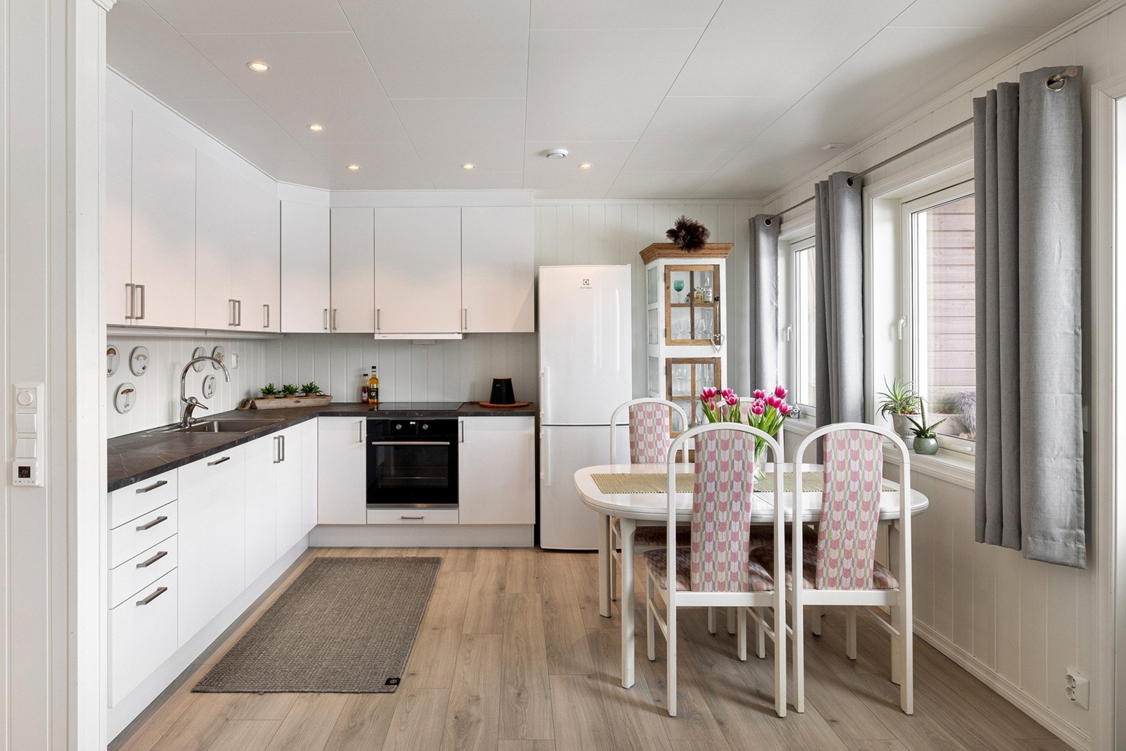 yst og funksjonelt kjøkken med god skap- og benkeplass samt naturlig plass til spisebord. Galleribilde