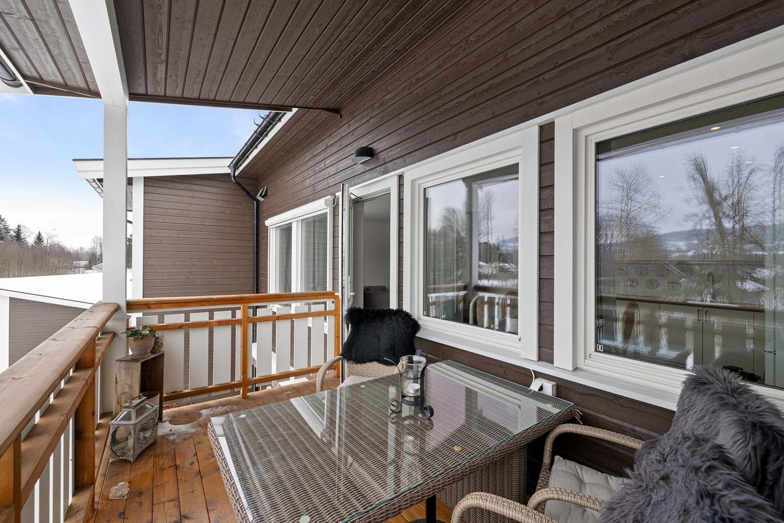 Hyggelig overbygd balkong på 8 kvm med god plass til utemøbler. Galleribilde