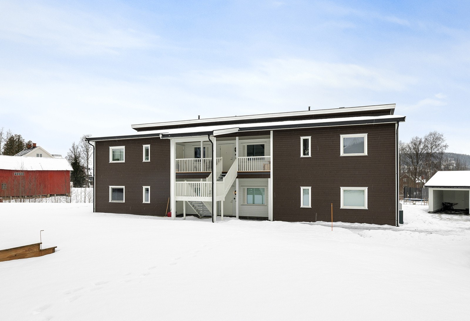 Fellesarealene er pent opparbeidet med gressplen og beplantning. Galleribilde