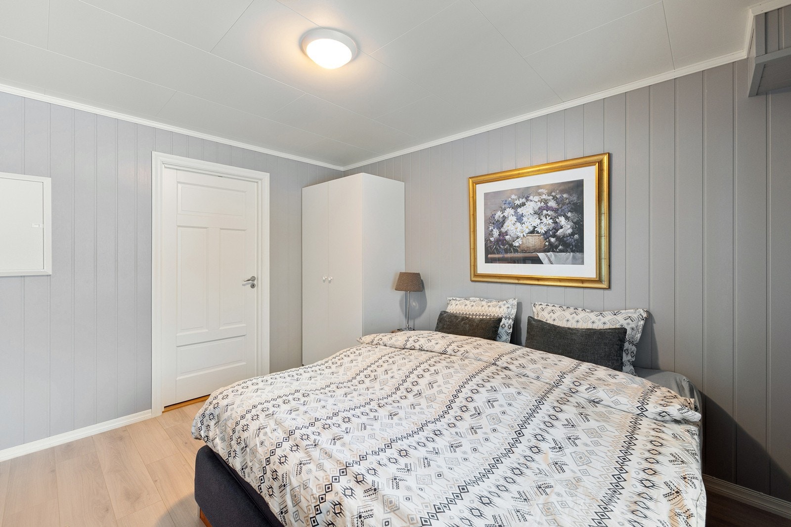 Lunt og romslig hovedsoverom med god plass til dobbeltseng og garderobe. Galleribilde