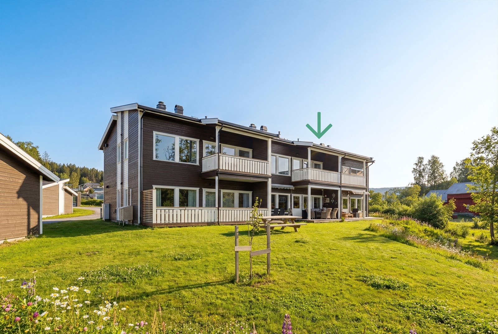 Anine Holter v/ Notar Romerike har gleden av å presentere Eplevegen 20. Dette bildet er AI-redigert og avvik kan forekomme.
Foto: Foto by Helene. Galleribilde