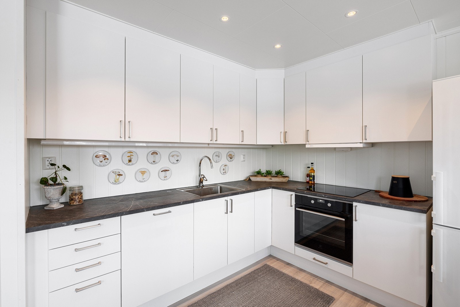 Kjøkkenet har en praktisk utforming og gode arbeidsforhold. Galleribilde