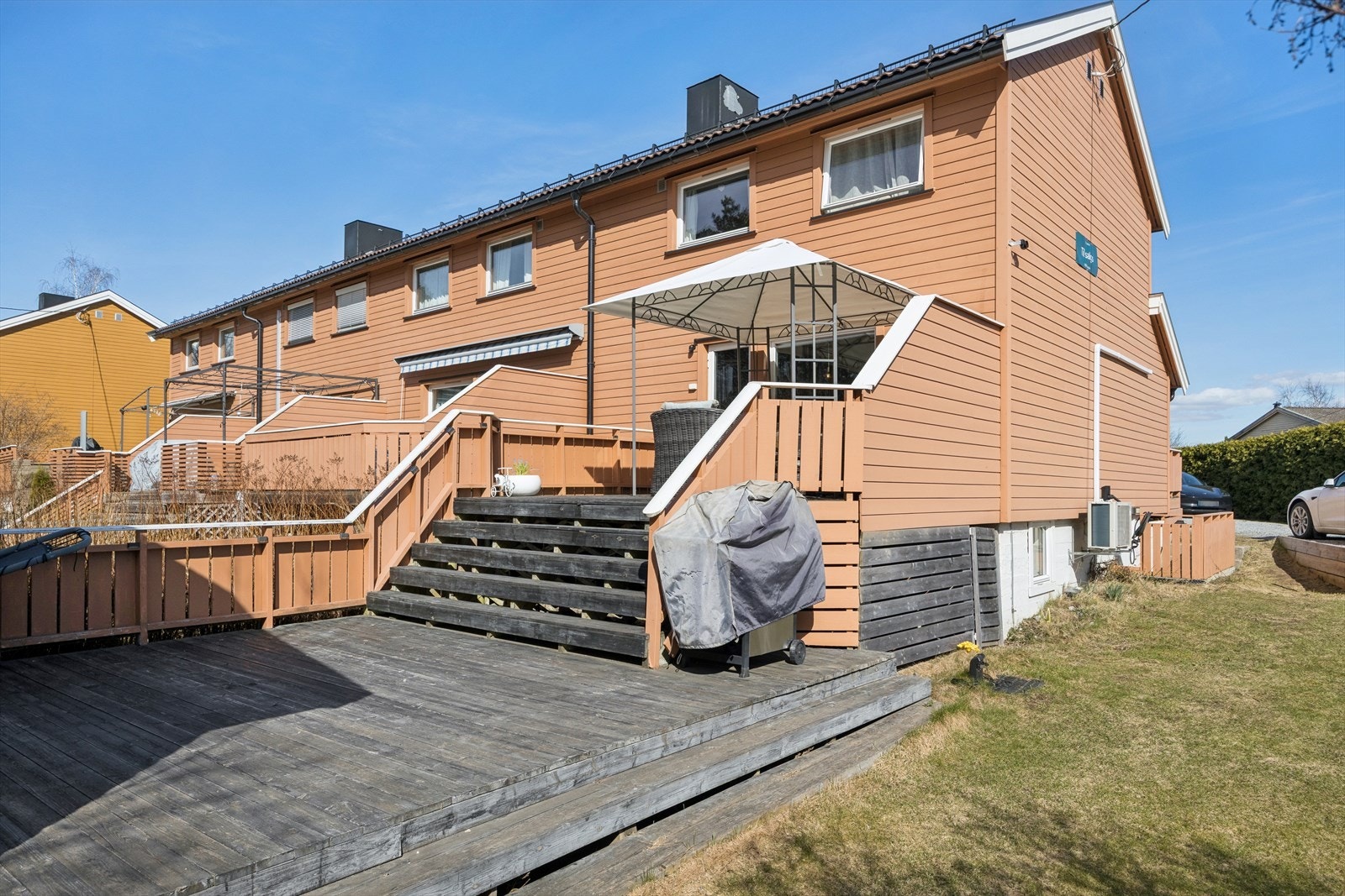 Stor hageflekk og terrasseområder til boligen. Galleribilde