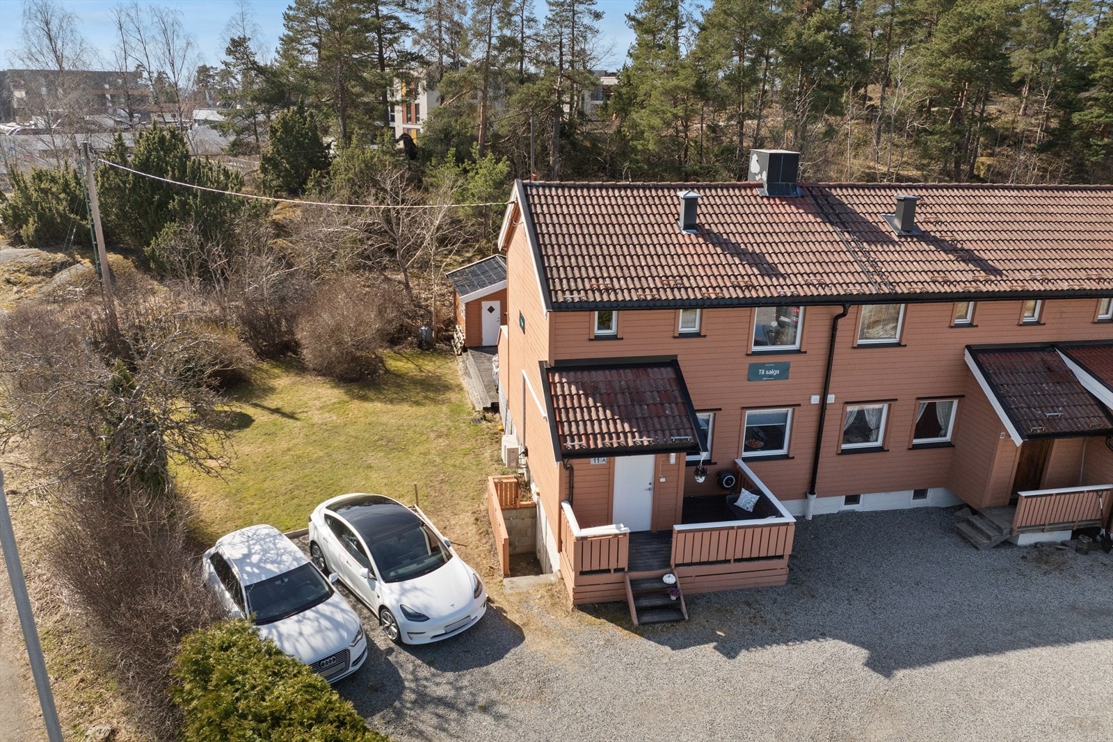 Godt med biloppstillingsplasser på egen eiendom. Galleribilde