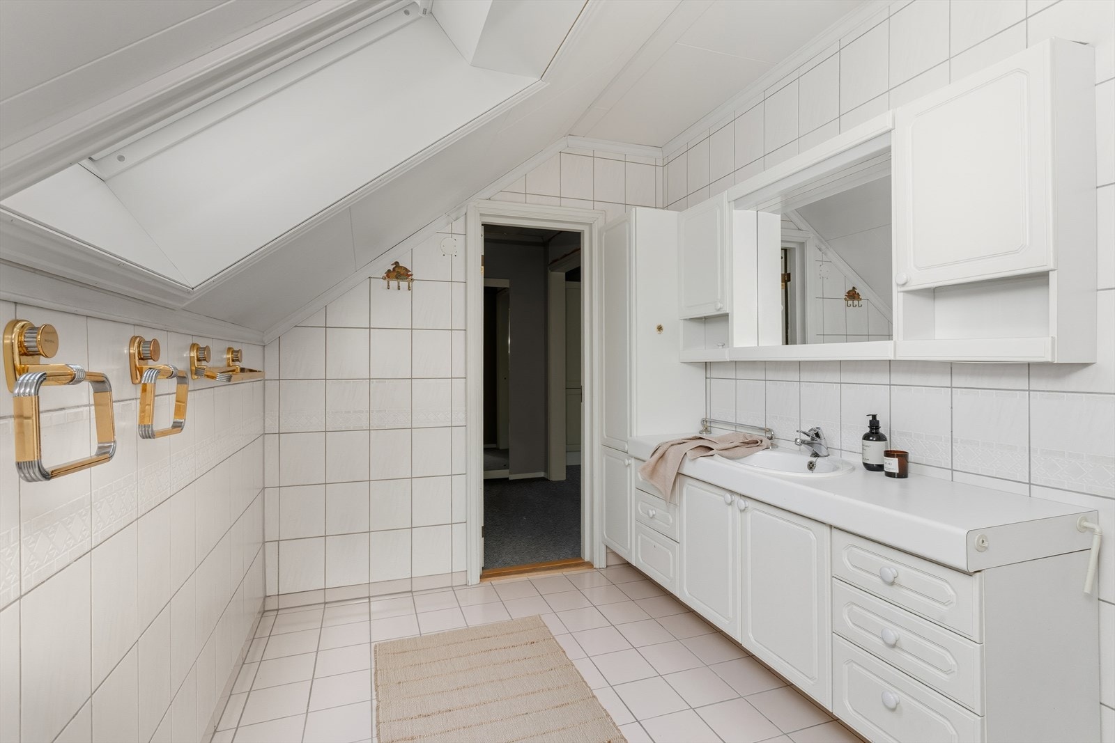 Badet i øverste etasje har romslig innredning Galleribilde