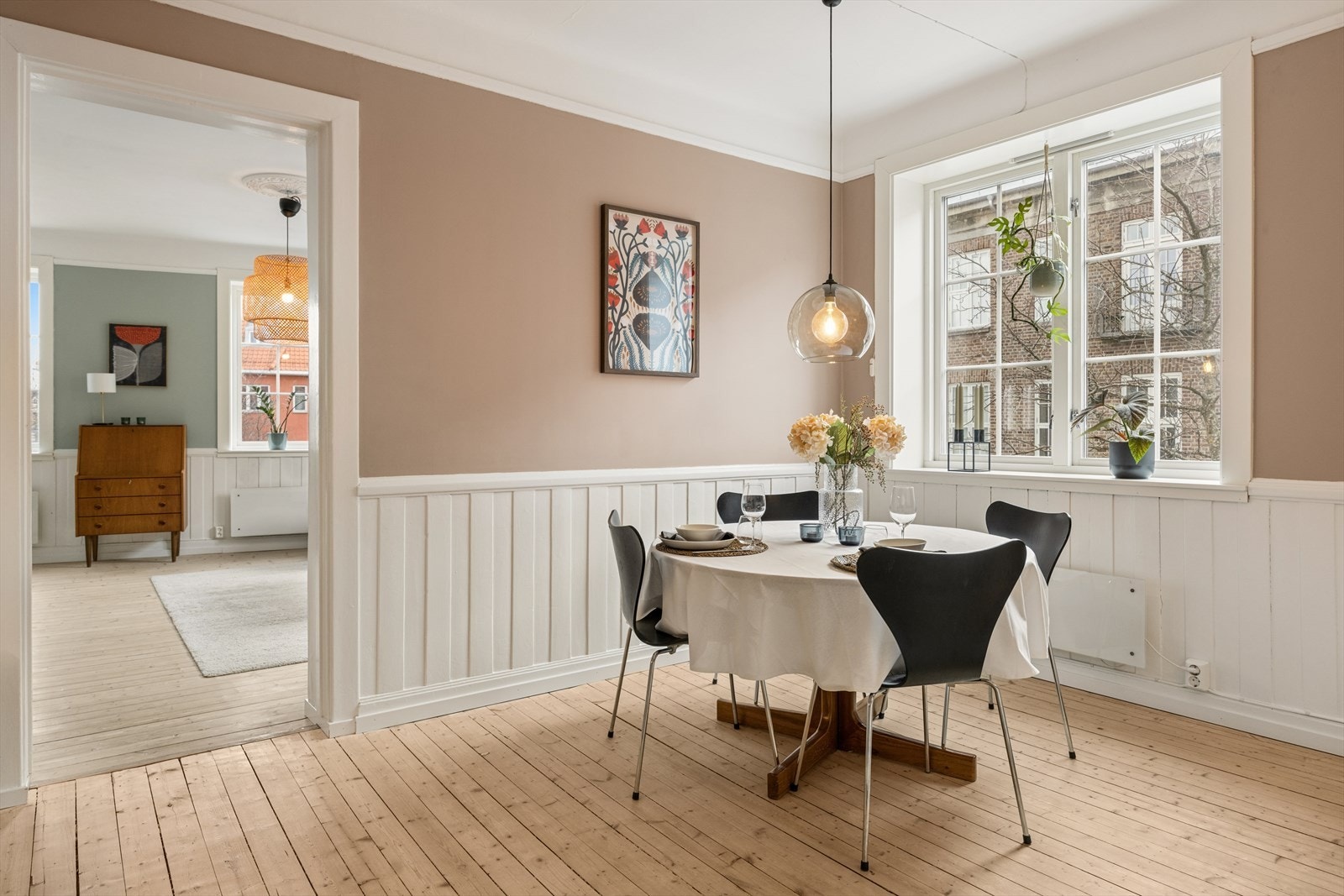 Stilrent kjøkken med god plass til spisebord, dette blir et naturlig samlingspunkt i hjemmet. Galleribilde