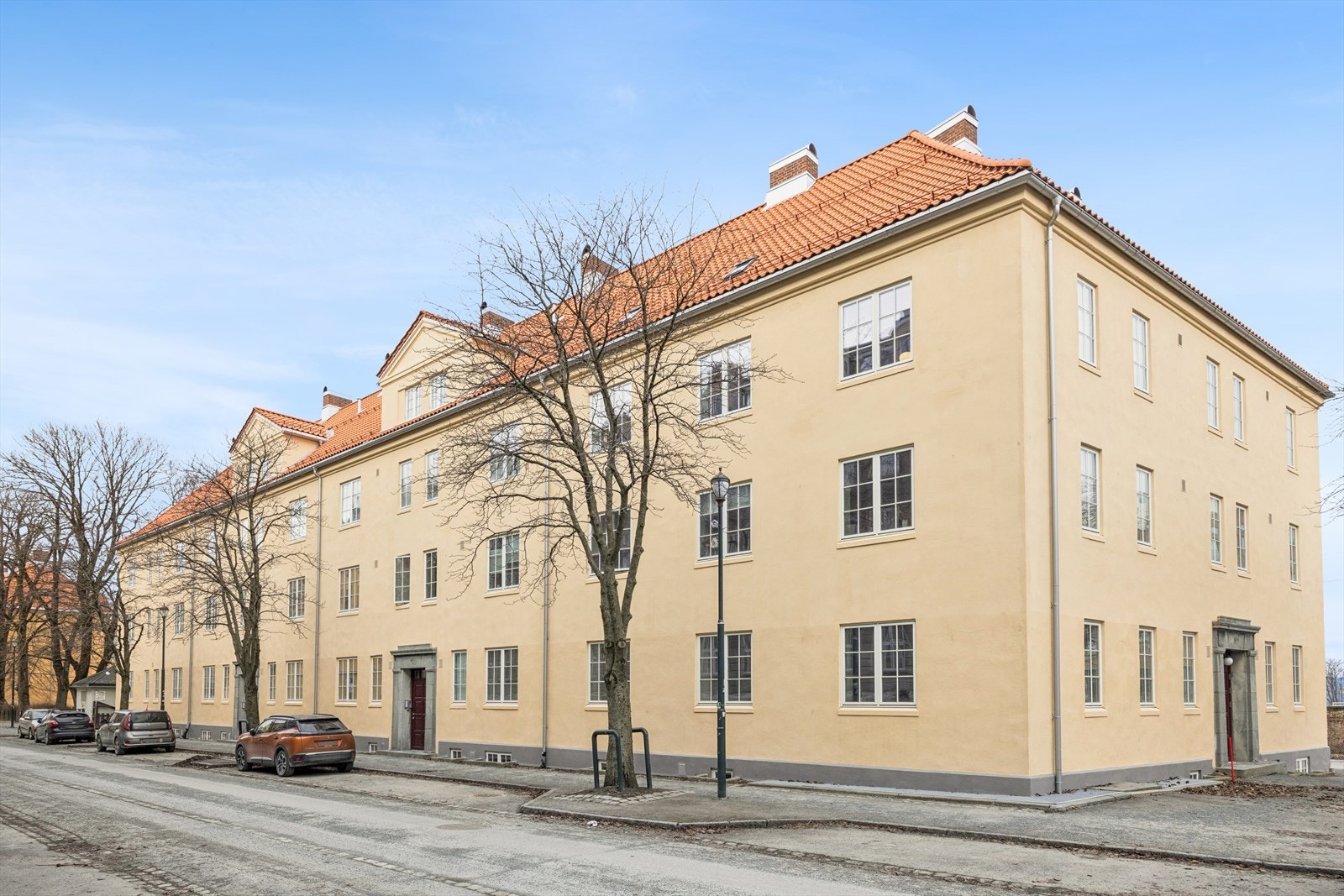 Bygården har nylig gjennomgått betydelige oppgraderinger, med nyoppusset fasade, nytt tak og nye vinduer i 2024. Galleribilde