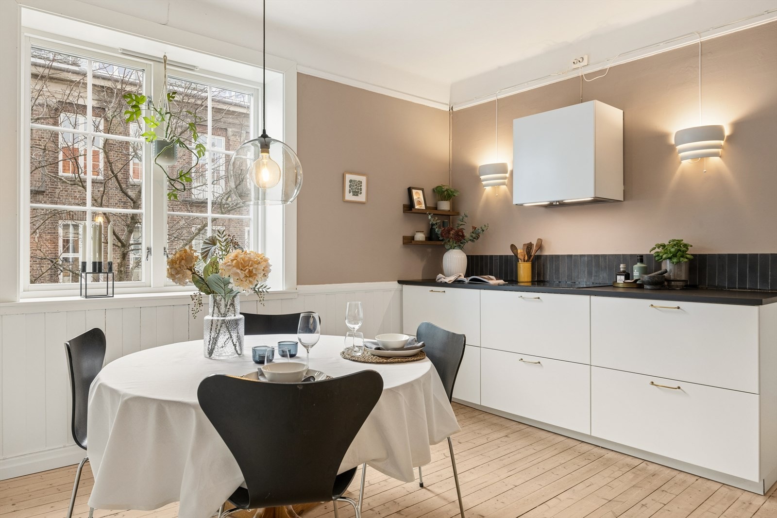 Pent og funksjonelt kjøkken med generøs spiseplass som inviterer til hyggelige måltider. Galleribilde