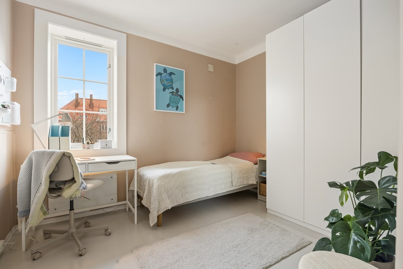 Det tredje soverommet er lyst og har plass til seng, skrivepult og oppbevaring. Galleribilde