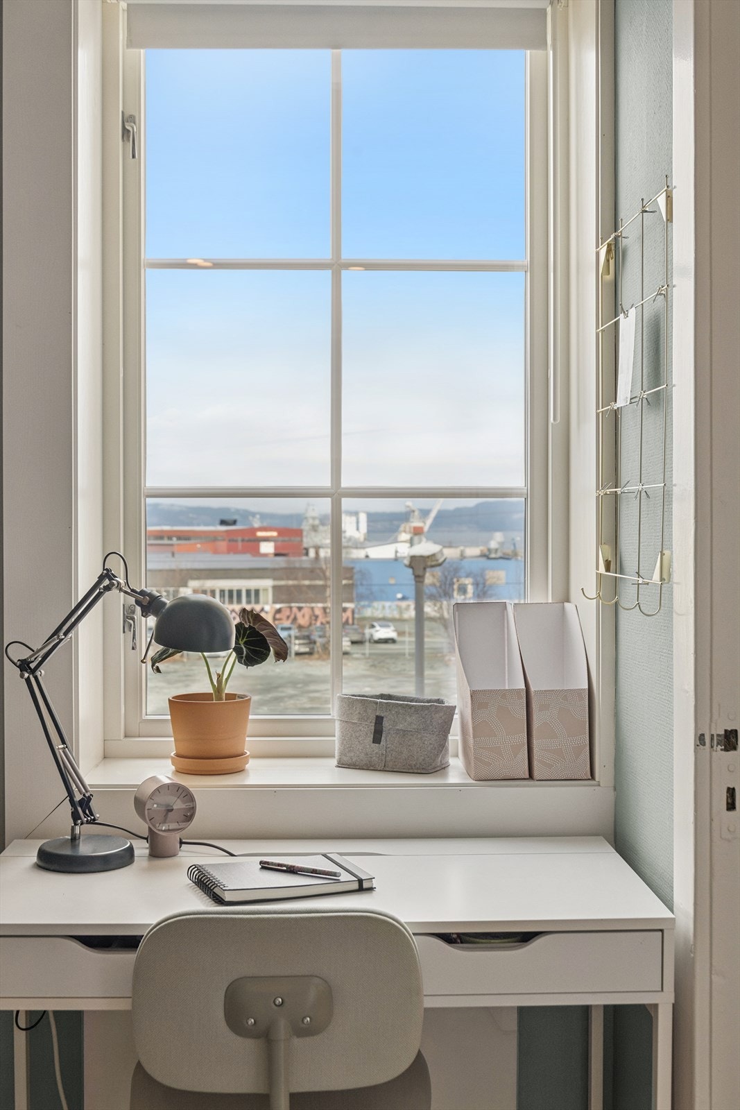 Soverom med plass til skrivepult med utsikt som inspirerer hver eneste dag. Galleribilde