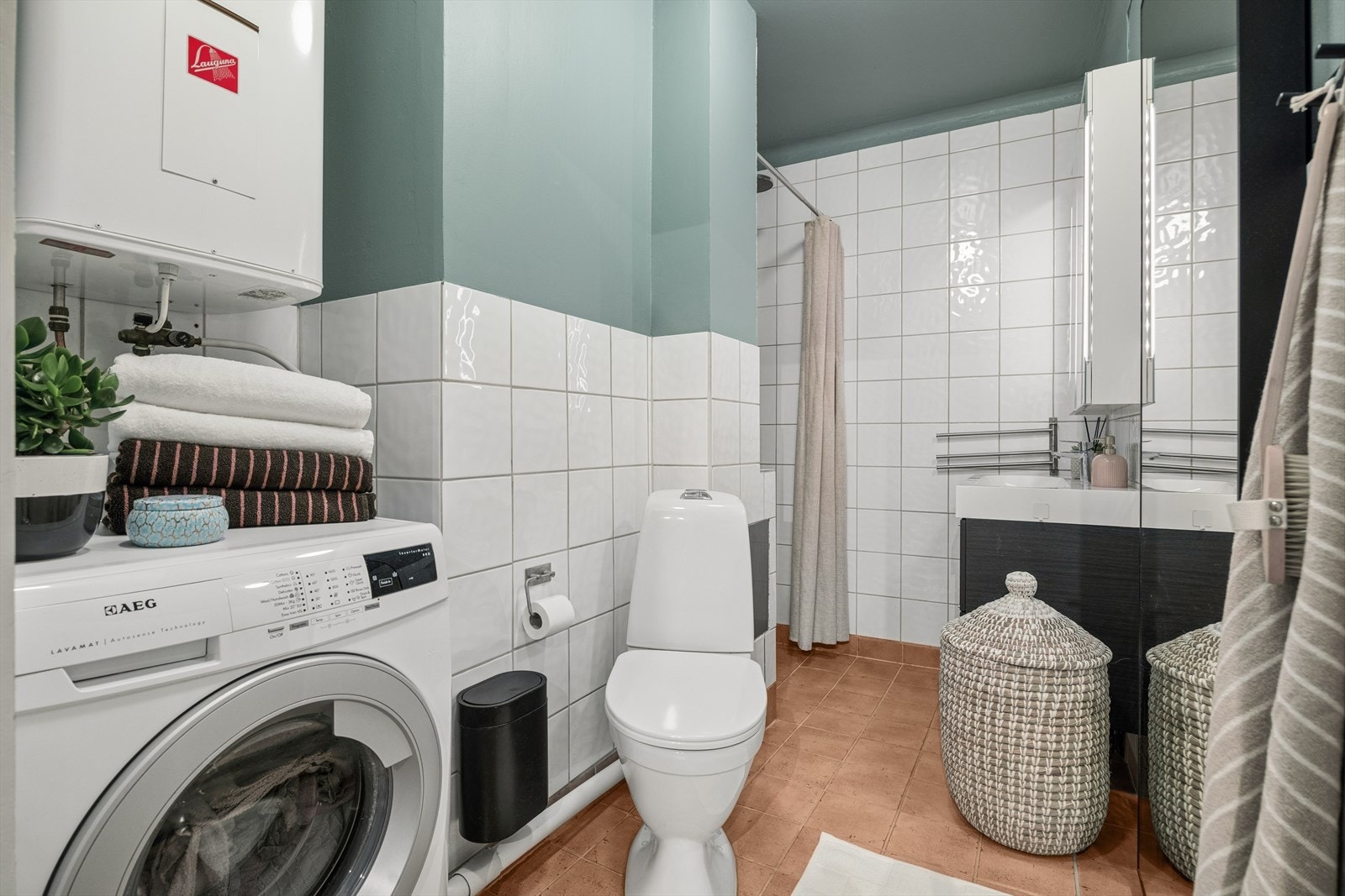 Her er det opplegg for vaskemaskin. Varmtvannsberederen på 110 liter er plassert på badet. Galleribilde