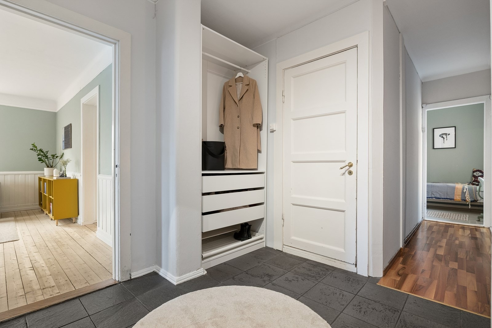 Entréen gir et godt førsteinntrykk og leder videre inn i en romslig gang som fordeler leilighetens rom. Galleribilde
