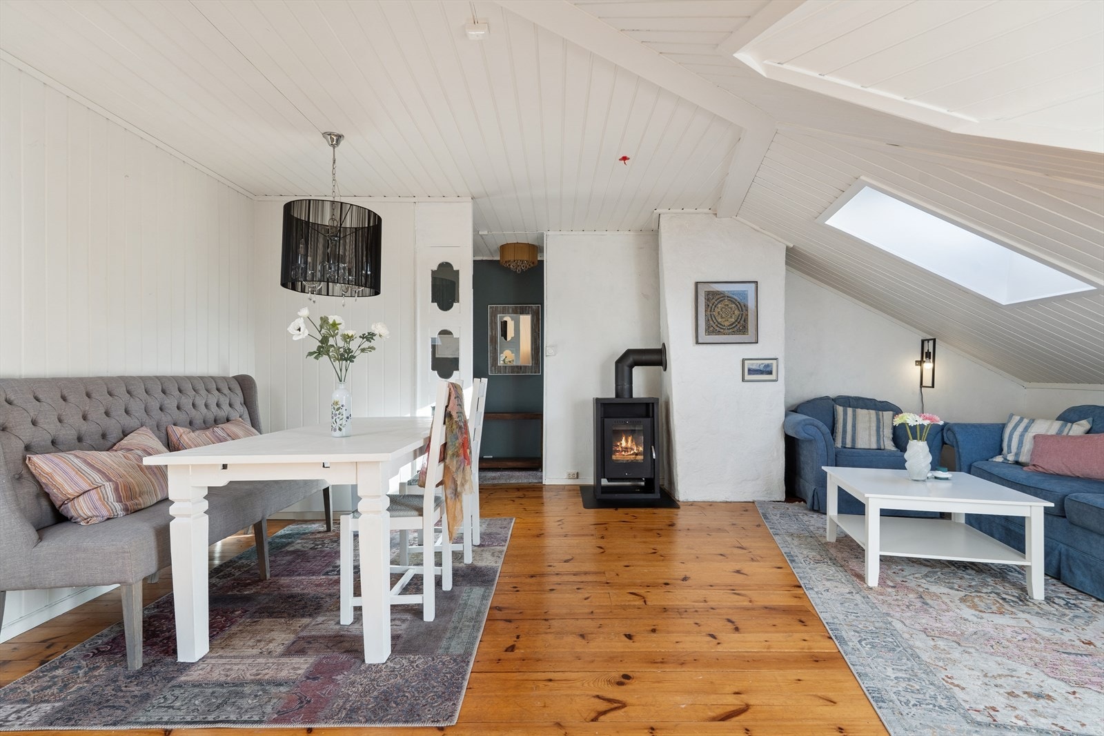 Stuen på 24 m² er enkel å møblere, med god plass til både spisebord og sofagruppe. Galleribilde