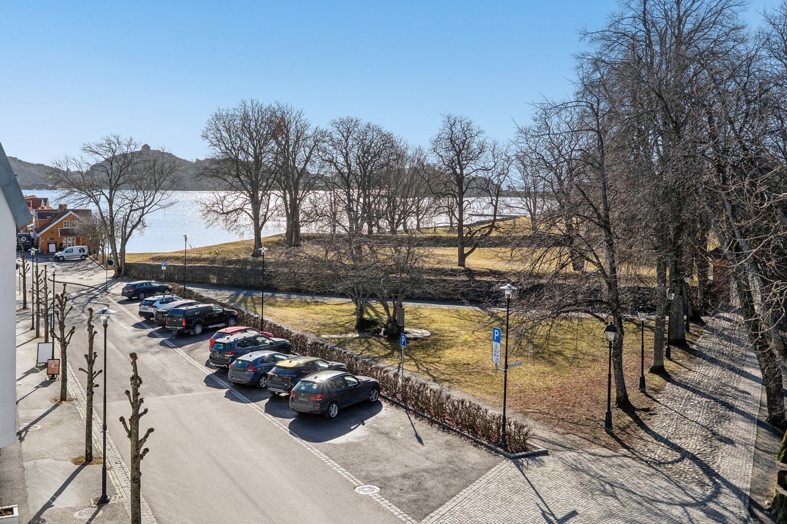 Balkongen gir en fin oversikt over gatelivet og nærområdet. Galleribilde