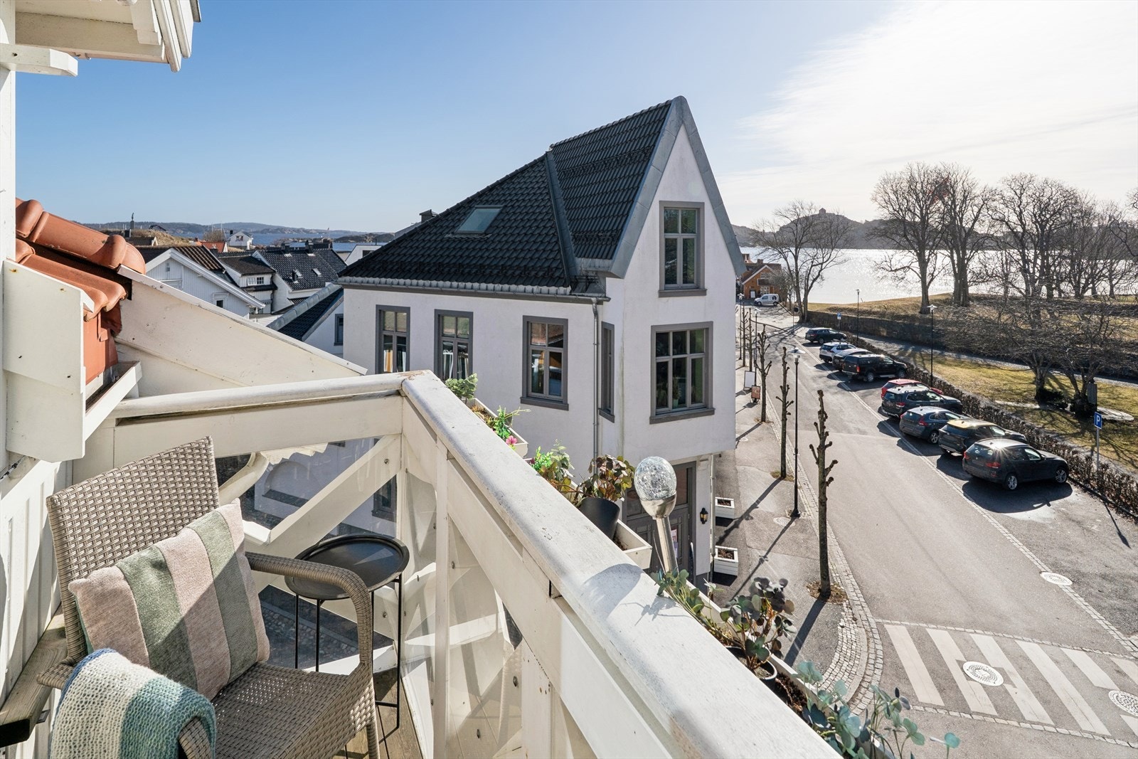 Balkongen på ca. 3 m² ble bygget i 2015 og har utsikt mot sjøen. Galleribilde