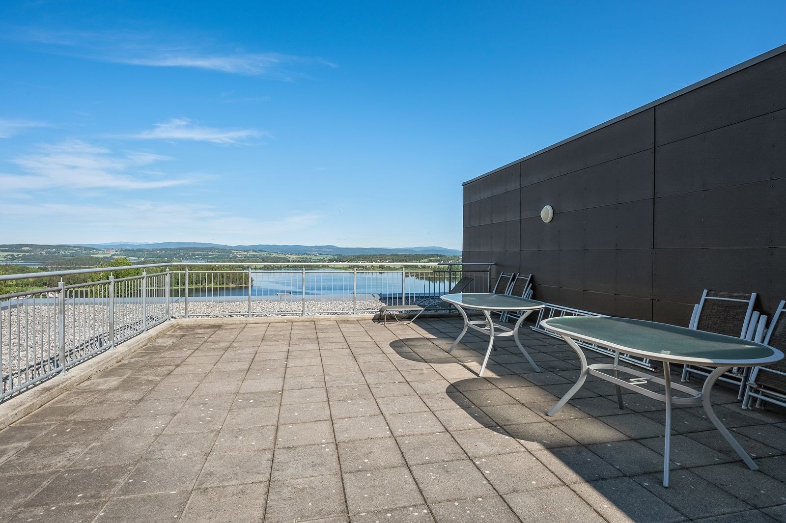 Fantastisk felles takterrasse kan benyttes av alle beboere. Her kan du nyte en spektakulær panoramautsikt over fjorden, omgitt av vakker natur. Galleribilde