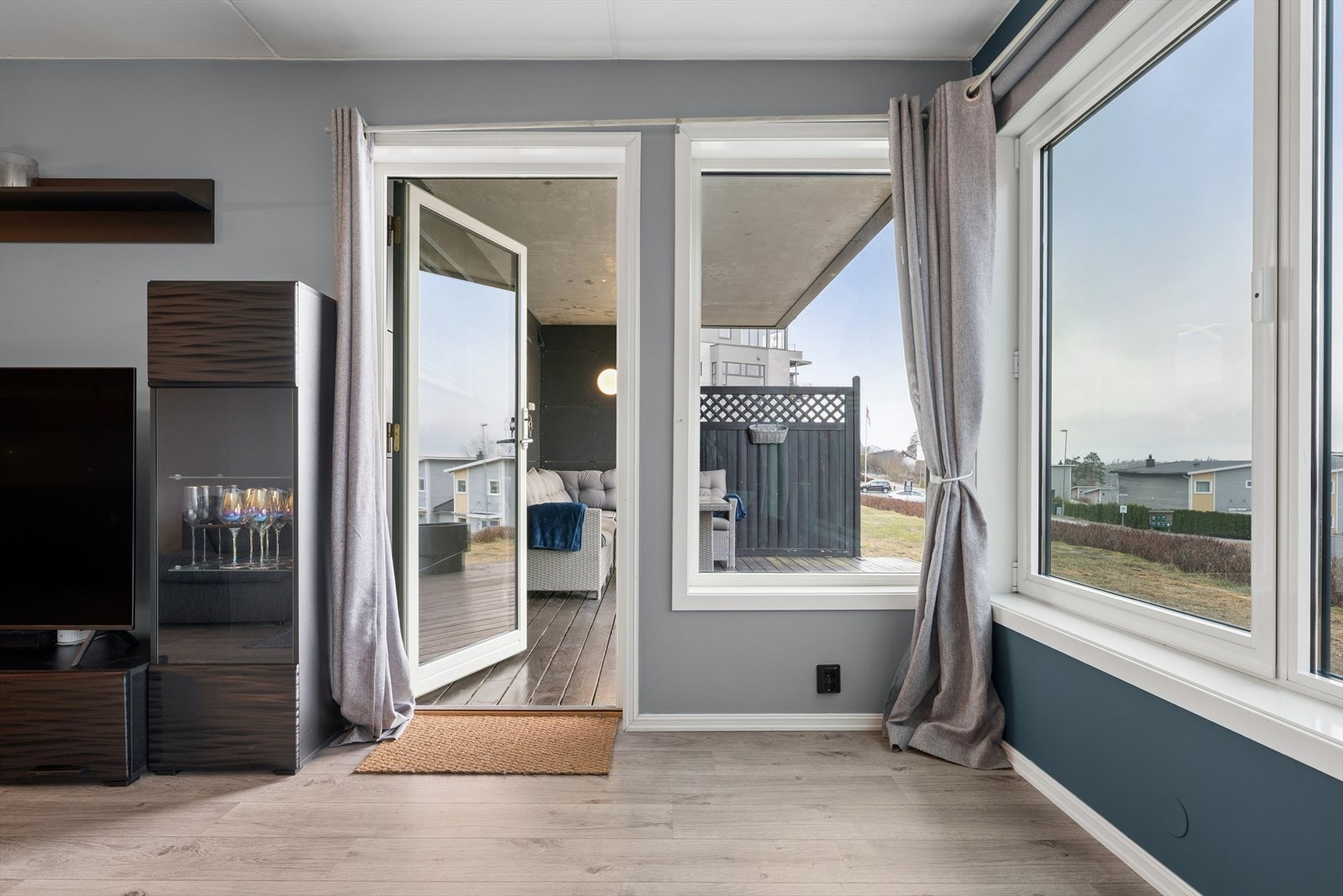 Fra stuen er det adkomst til en flott balkong med god plass til avslapning. Galleribilde