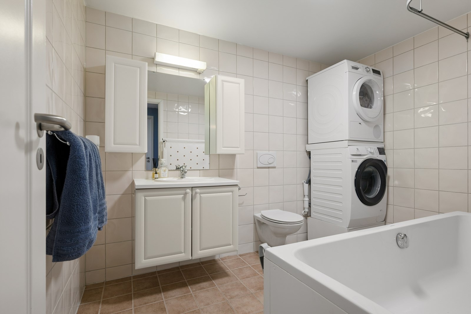 Lyst og innbydende bad med badekar og oppbevaringsplass. Praktisk innredning. Galleribilde