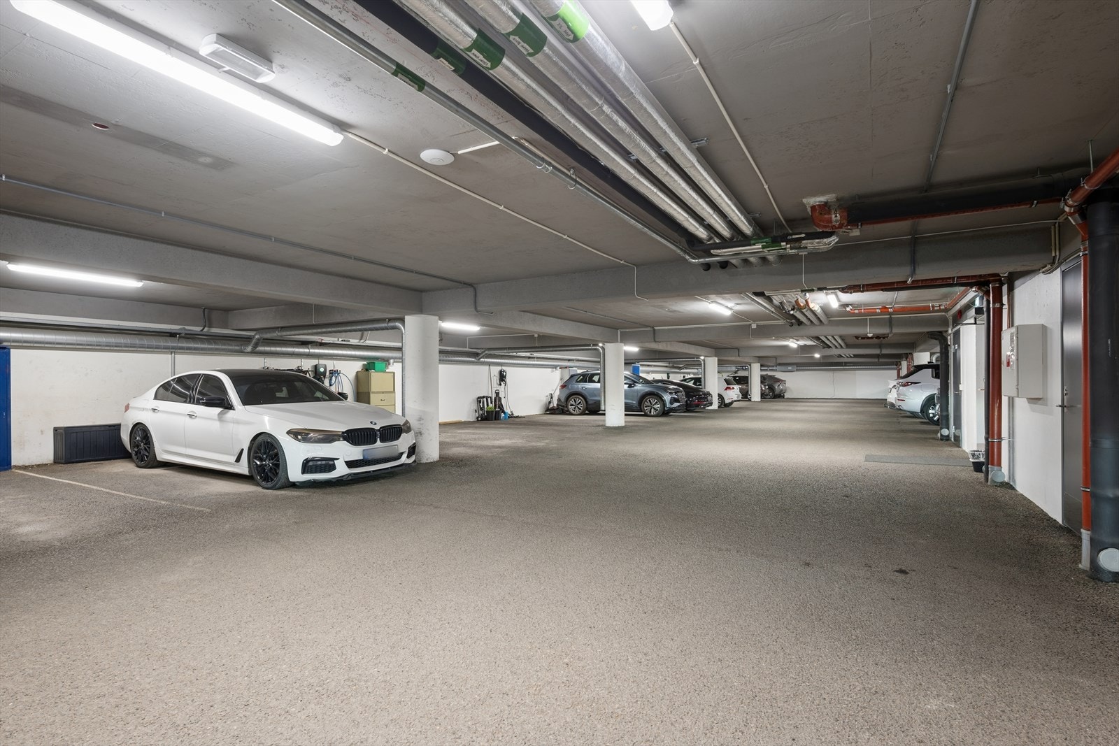 Boligen disponerer en fast parkeringsplass i garasjeanlegg. Galleribilde