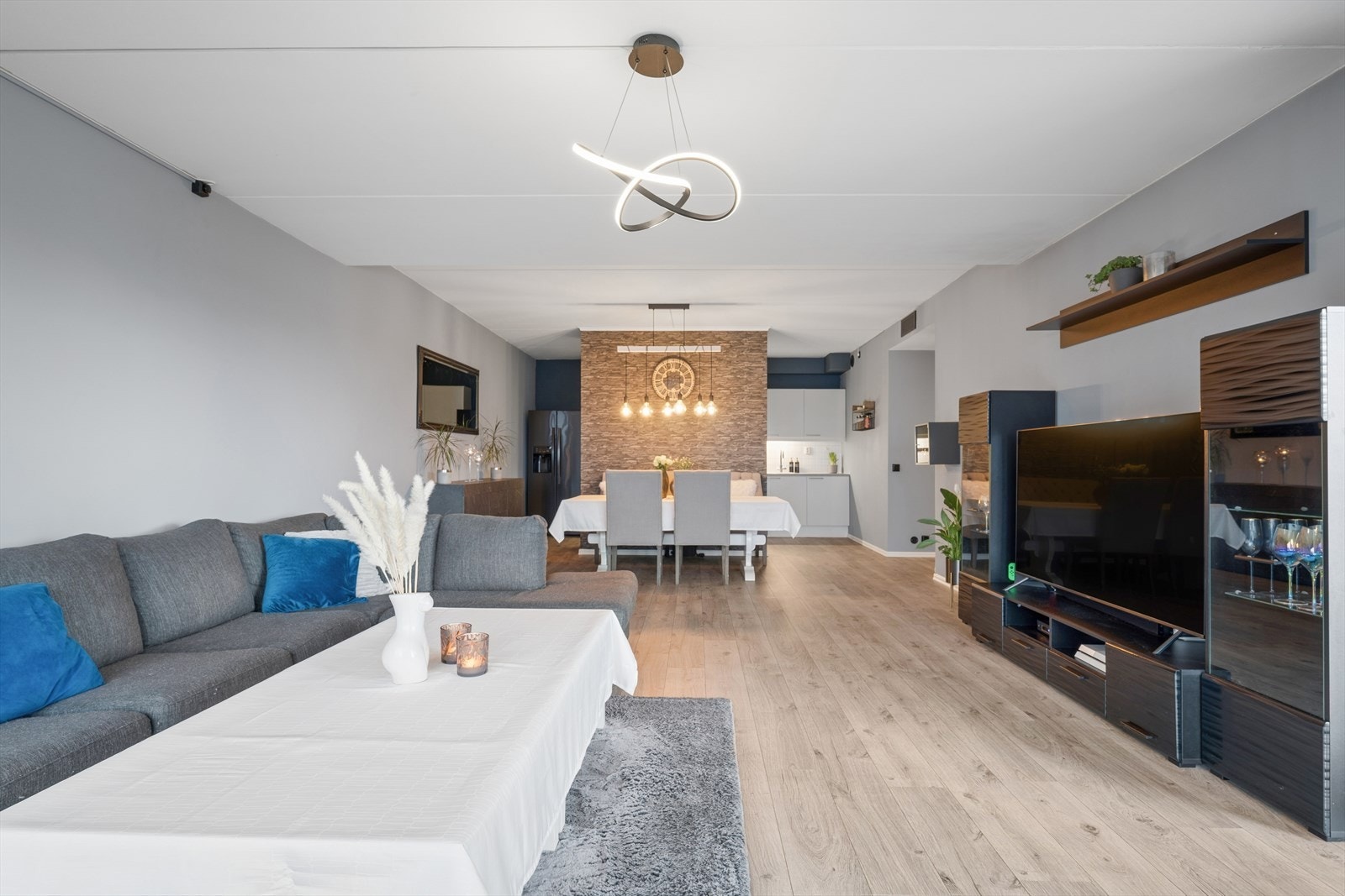 Rommet fremstår enkelt å møblere, og har plass til stor sofa og TV-møblement. Galleribilde