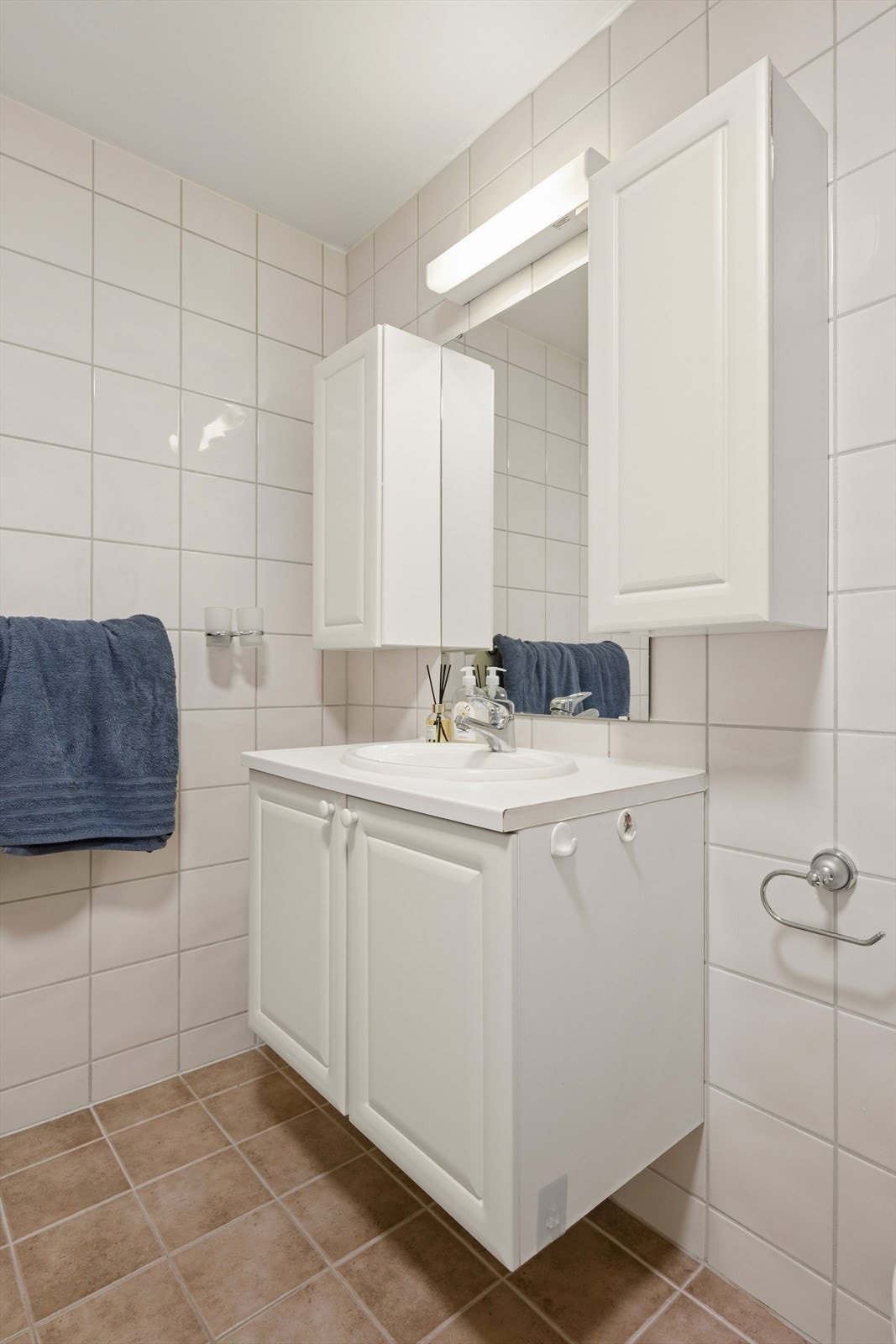 Badet er utstyrt med elektriske varmekabler i gulv som gir en behagelig start på dagen. Galleribilde