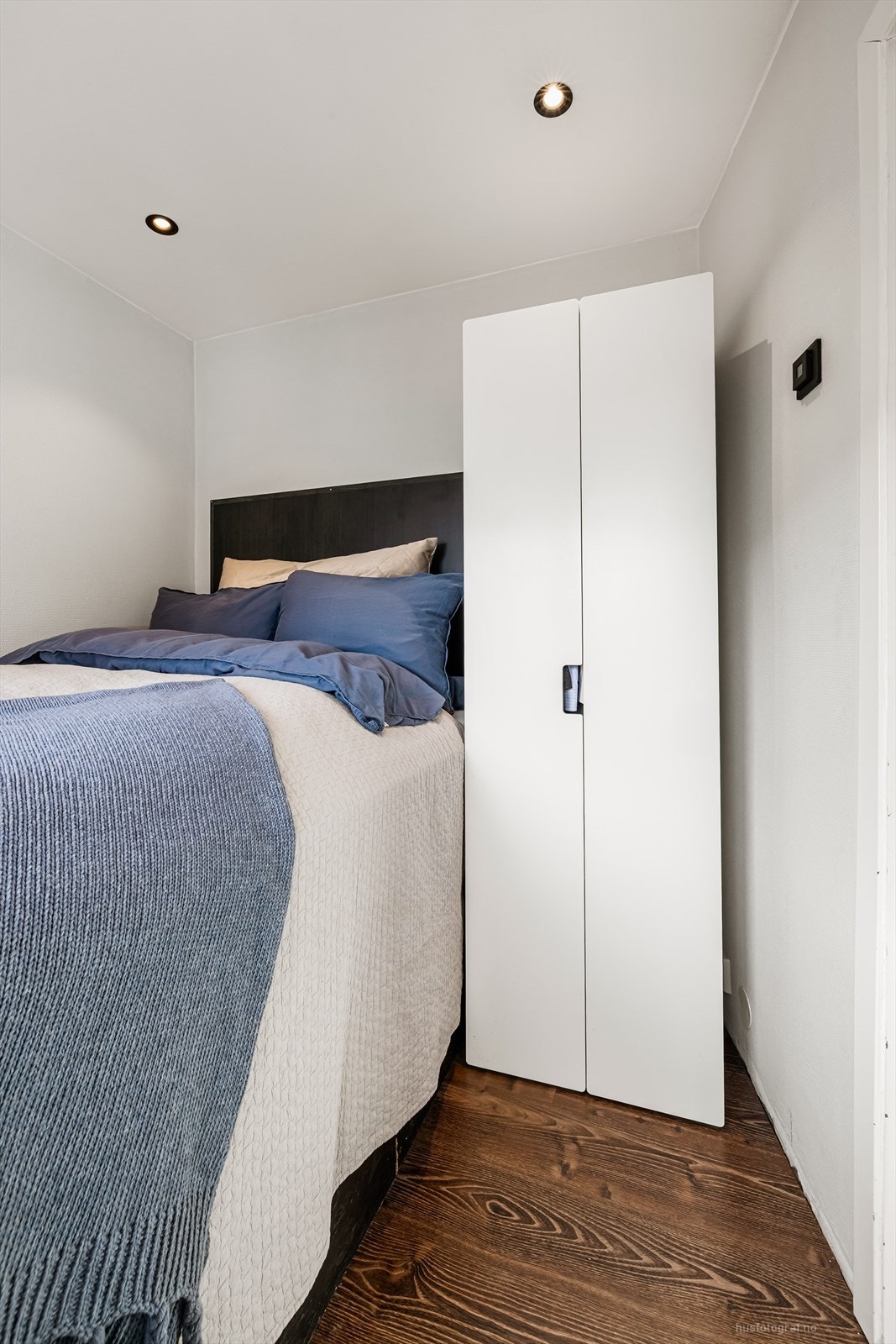 Soverom - Madrass er 140cm. Godt med oppbevaring under seng. Galleribilde