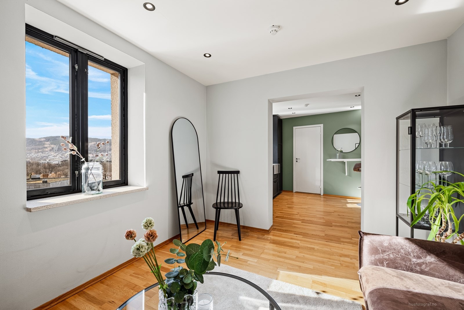 Leiligheten har parkett på gulv og hvitmalt strie på vegg. Galleribilde