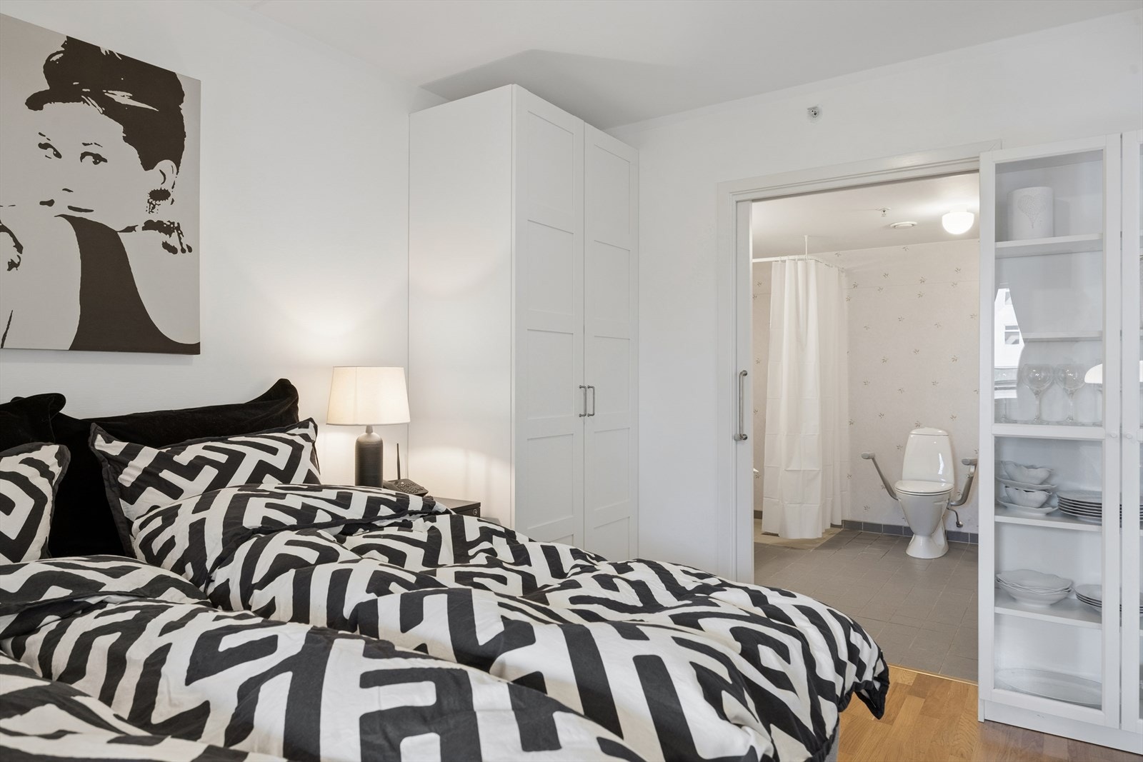Det er også praktisk skyvedør fra soverommet til badet. Galleribilde