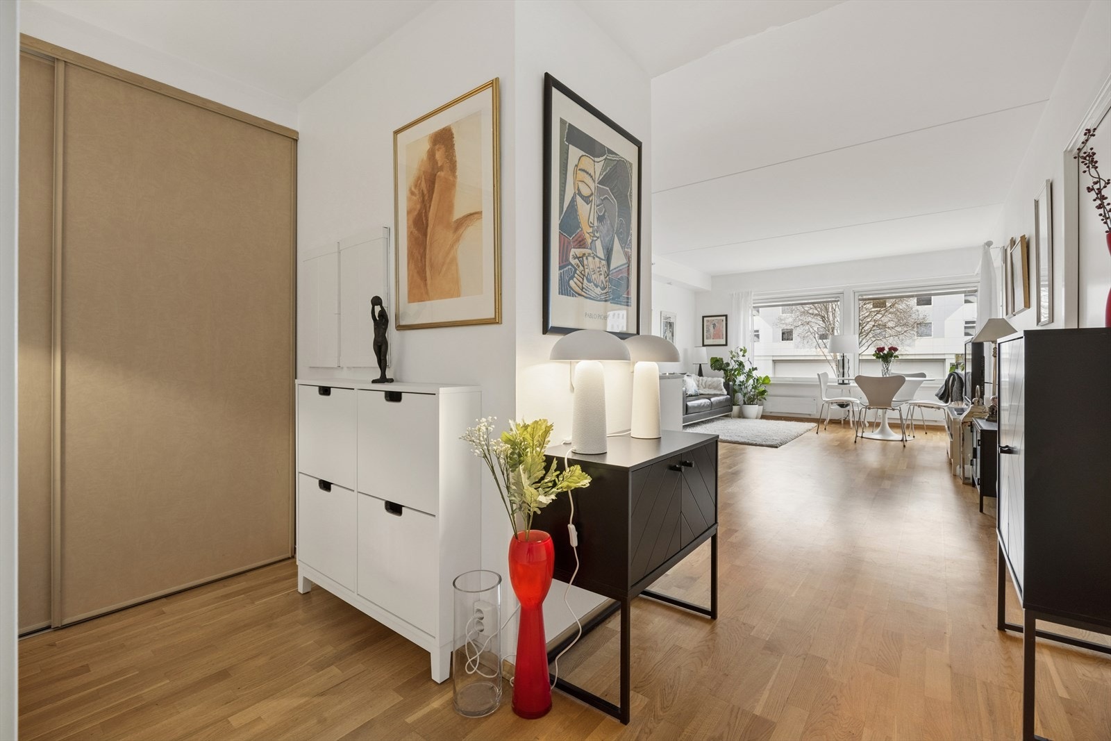 I gangen er det en praktisk skyvedørsgarderobe og nytt skoskap. Galleribilde