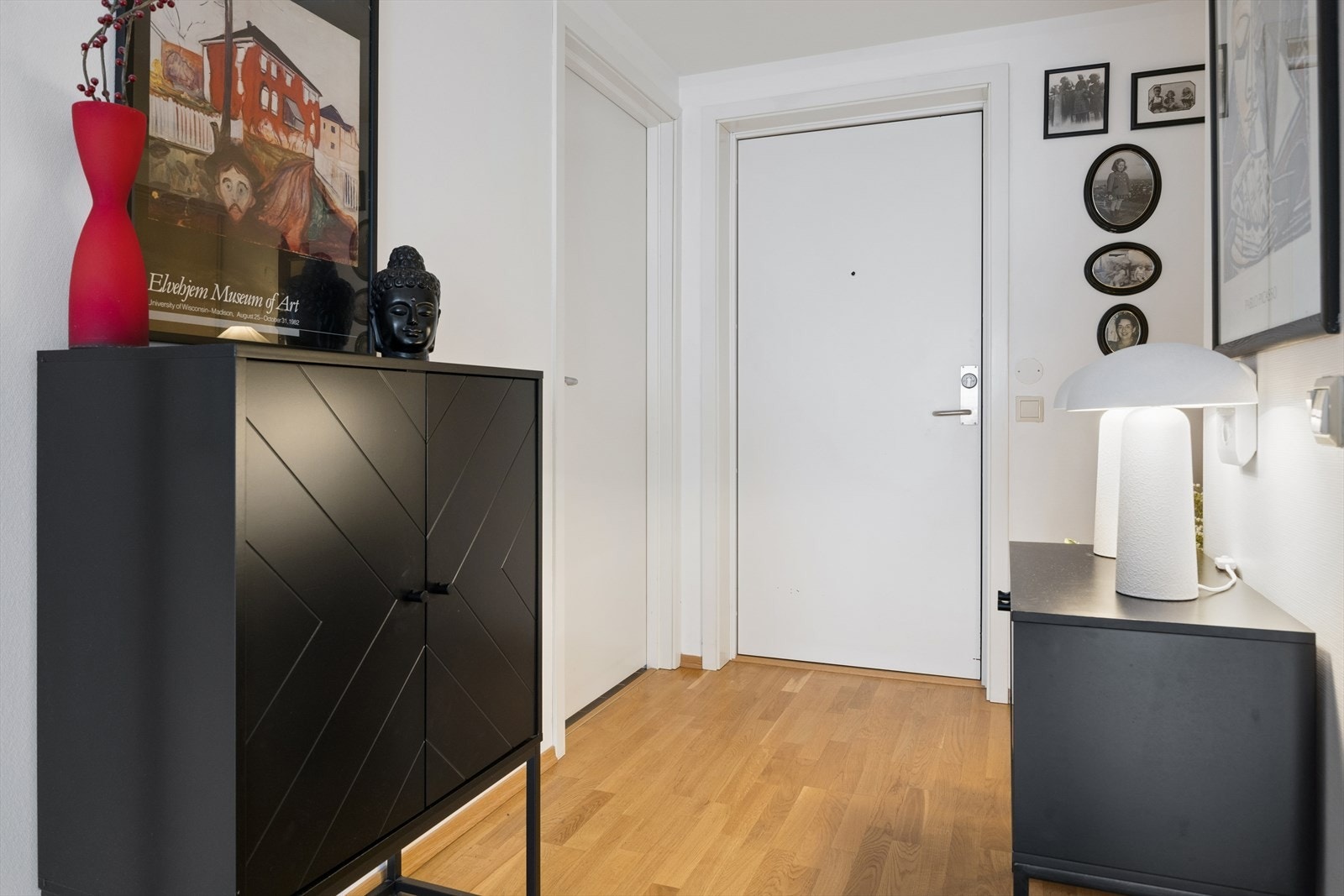 Man ønskes velkommen inn i romslig entré / gang. Her er også porttelefonen plassert. Galleribilde
