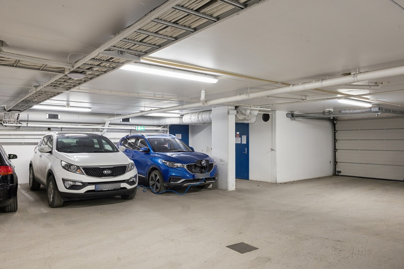 Borettslaget har 12 garasjeplasser som leies ut til beboerne. Galleribilde