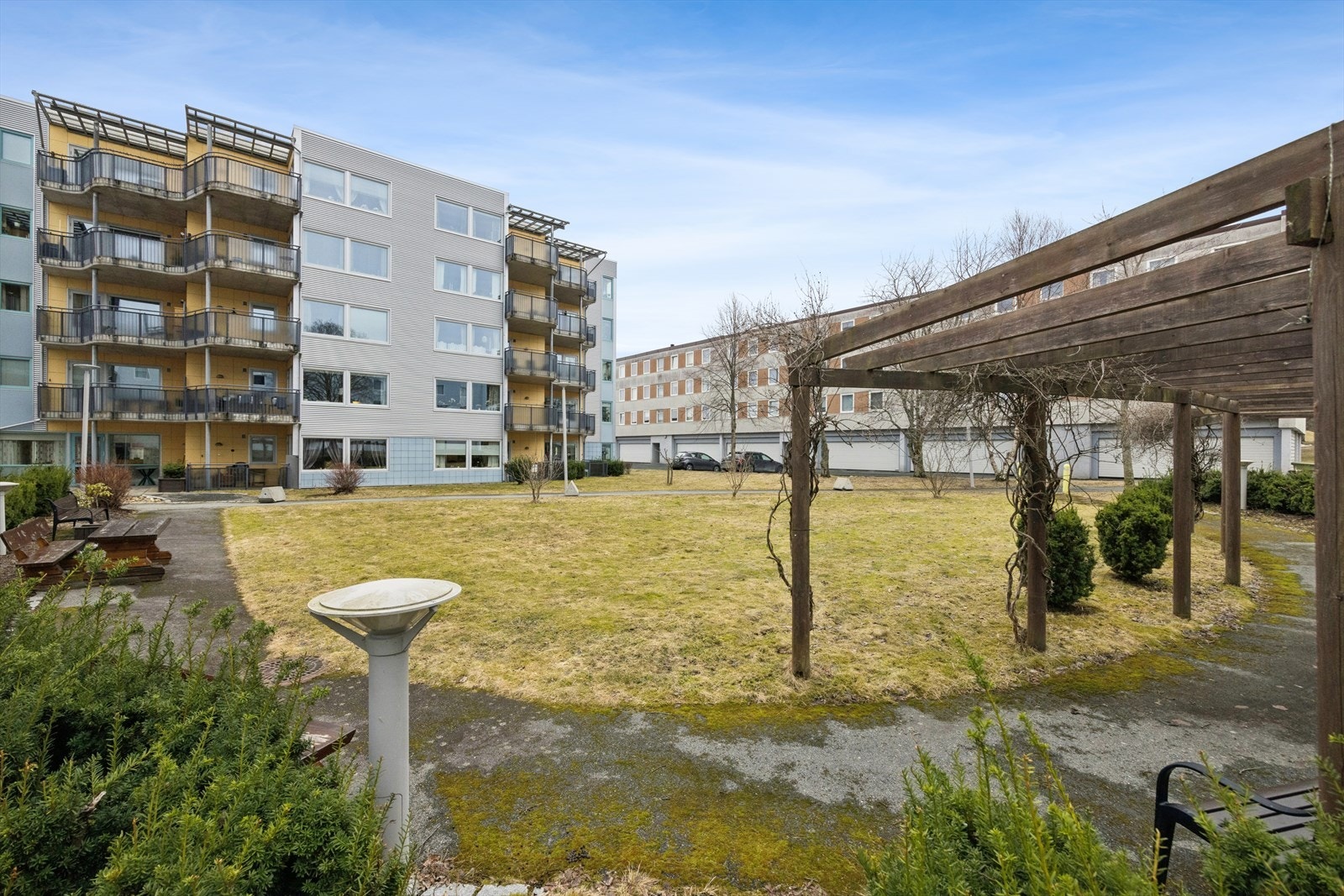 Borettslaget har fine uteområder. Pent opparbeidet med plen, beplantning. Asfalterte internveier og sittegrupper. Galleribilde