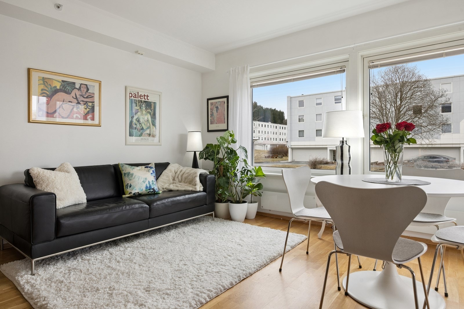 Stuen er romslig og det er store vindusflater som slipper inn godt med naturlig lys. Galleribilde